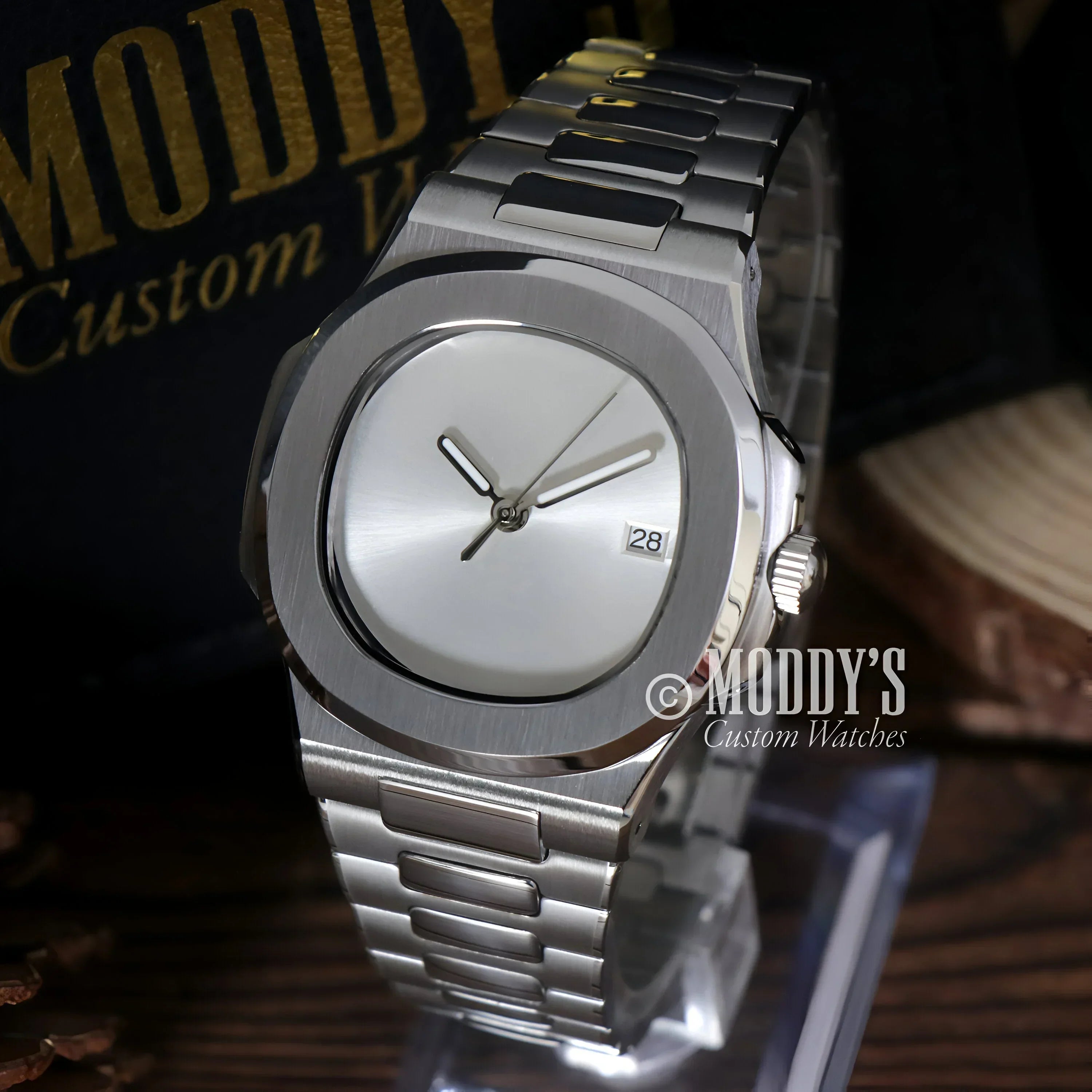 Silver Nautiko Minimalist wristwatch with 904L stainless steel band and Seiko NH35 automatic