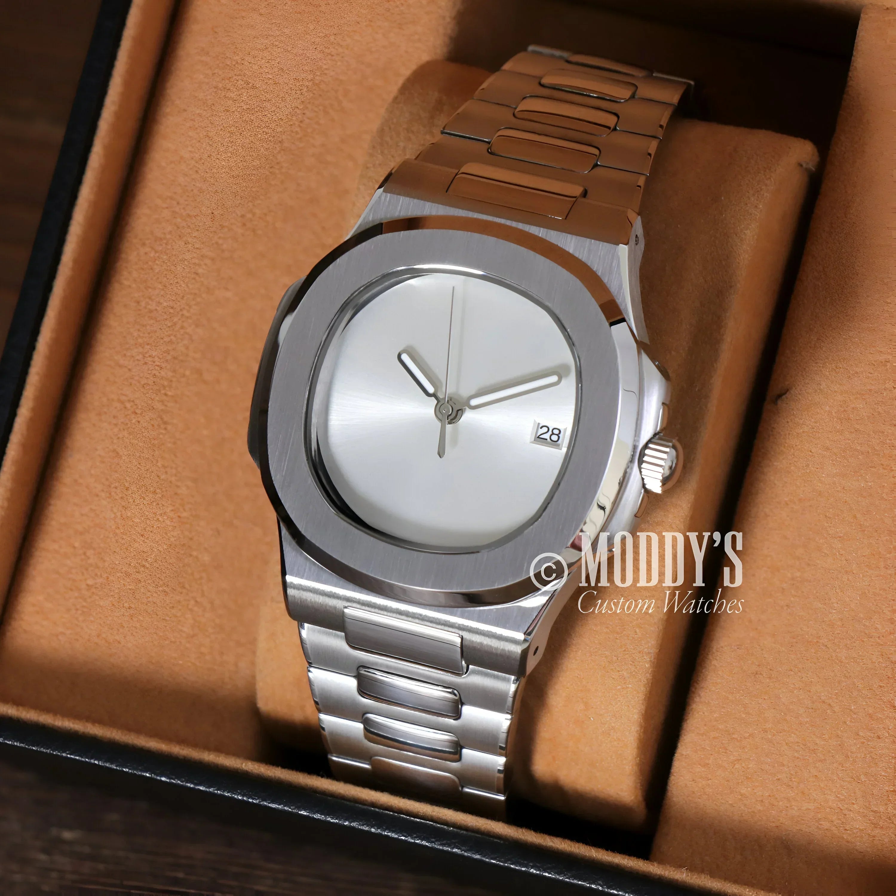 Minimalist Silver wristwatch with metal band, featuring Seiko NH35 automatic movement