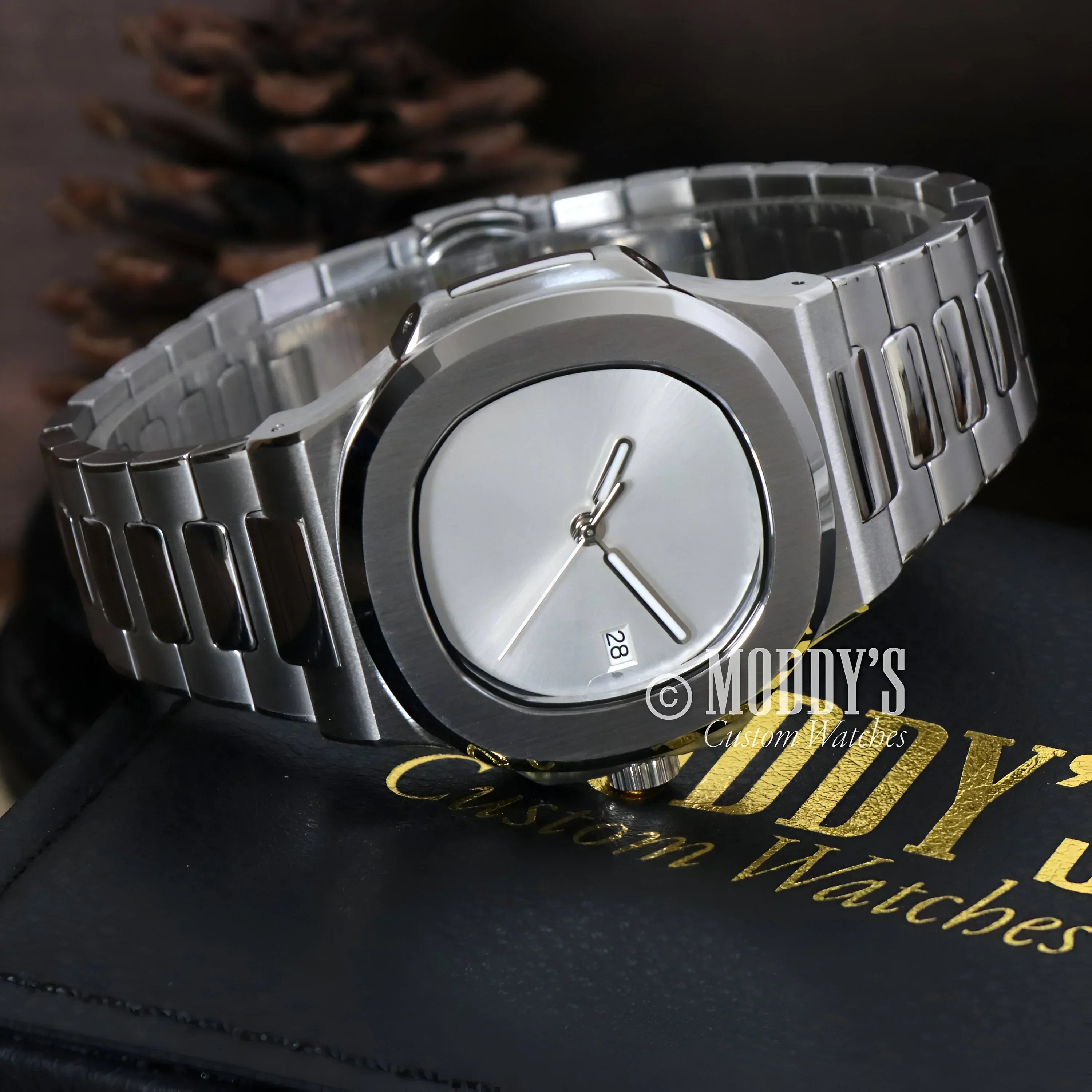 Silver wristwatch with metal band from Nautiko featuring Seiko NH35 automatic movement