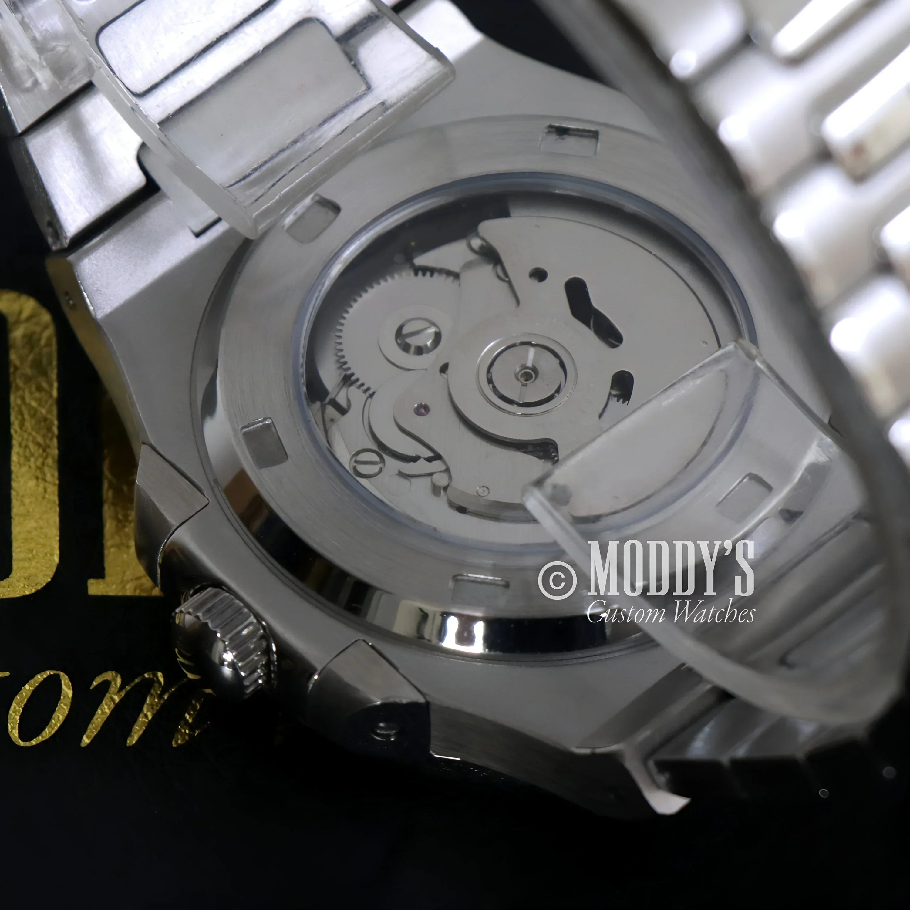 Silver watch mechanism of Nautiko Minimalist watch with Seiko NH35 automatic movement