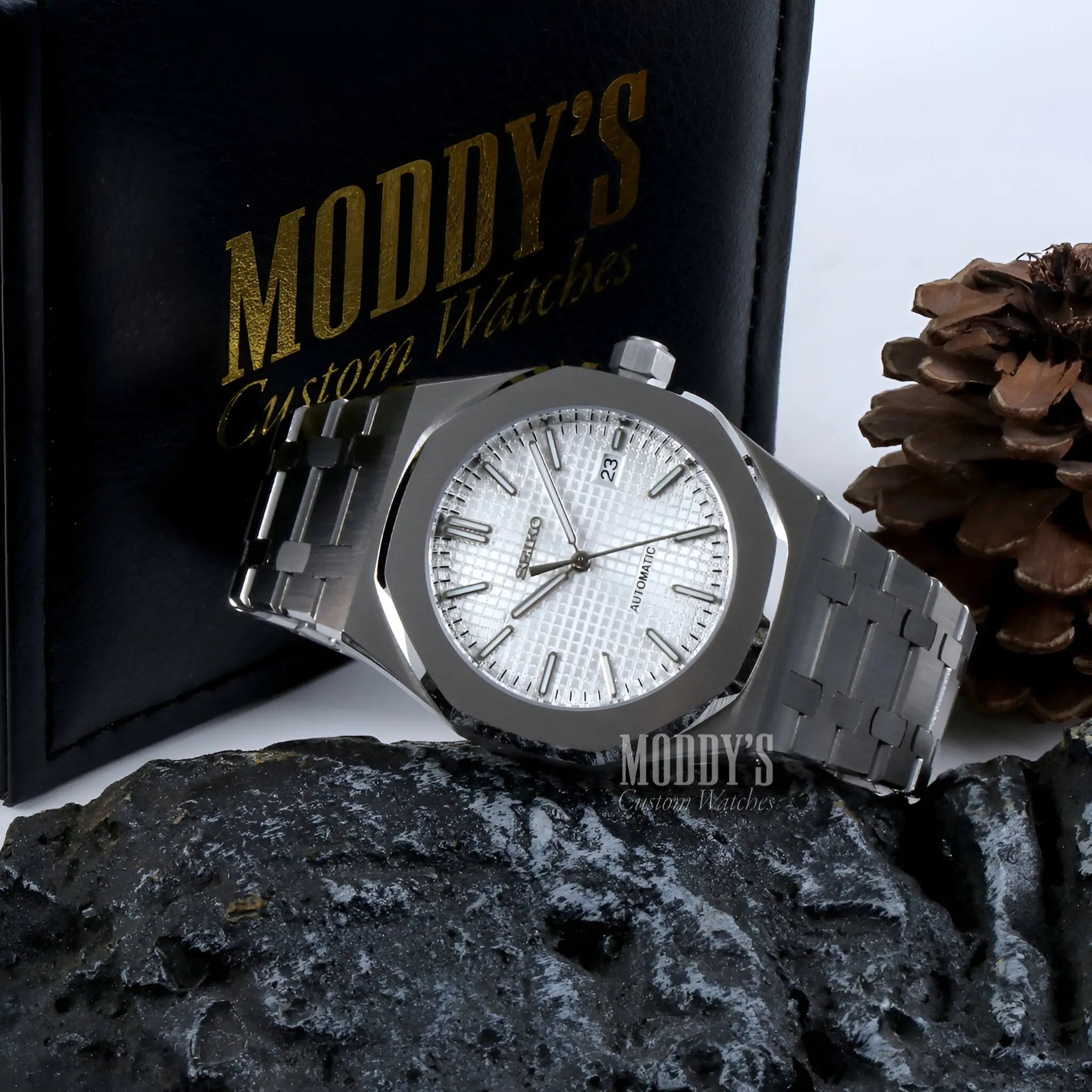 Silver Royal Oak mod watch with white dial, Seiko NH35 automatic, water resistance