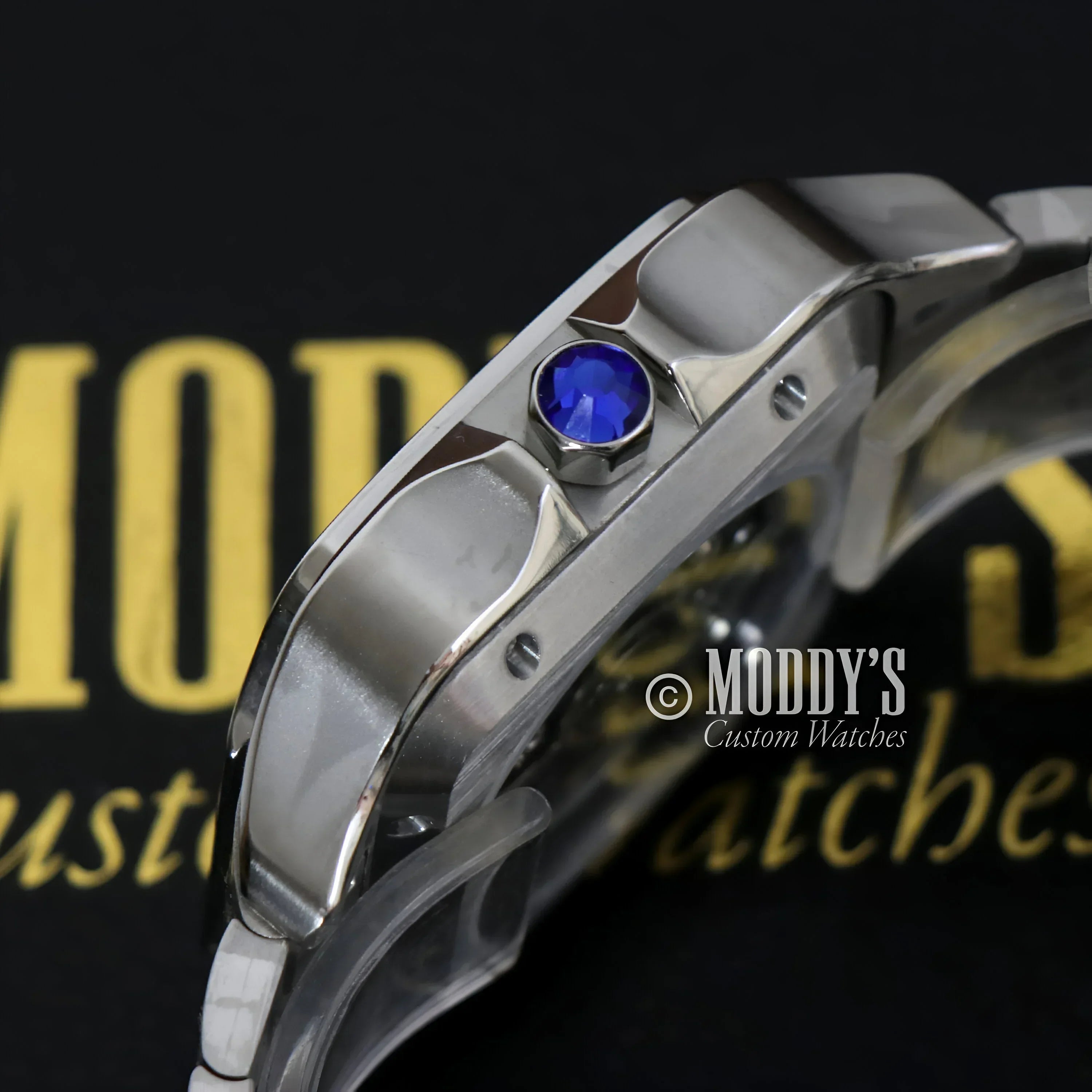 Silver wristwatch with blue jewel featuring NH35 automatic movement by Santeiko Arabic Fck