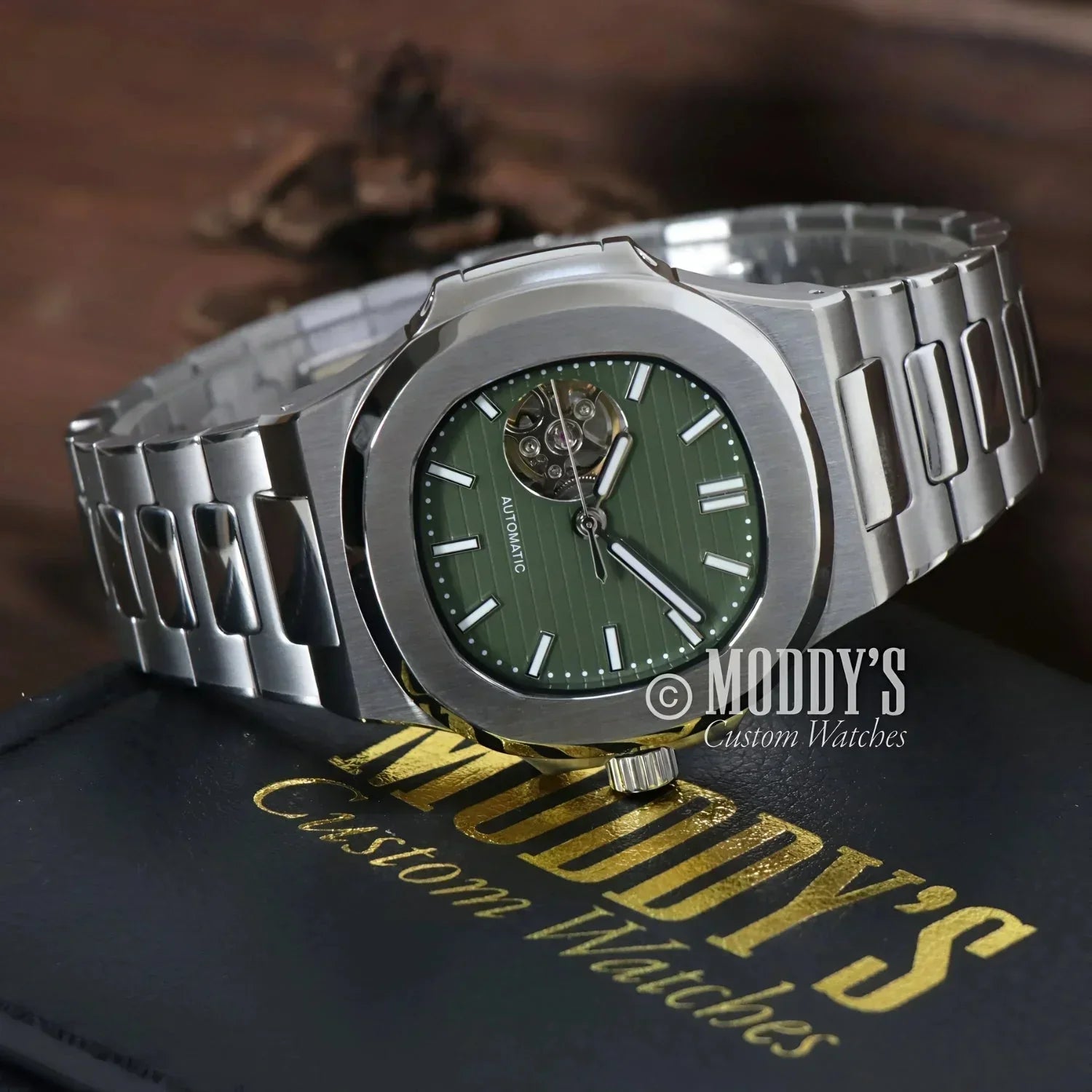 Green-faced Nautiko wristwatch with NH38 automatic movement and metal band