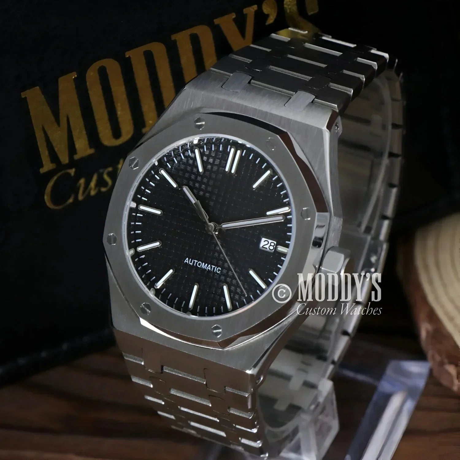 Silver automatic wristwatch featuring NH35 automatic movement by Royal Seikoak