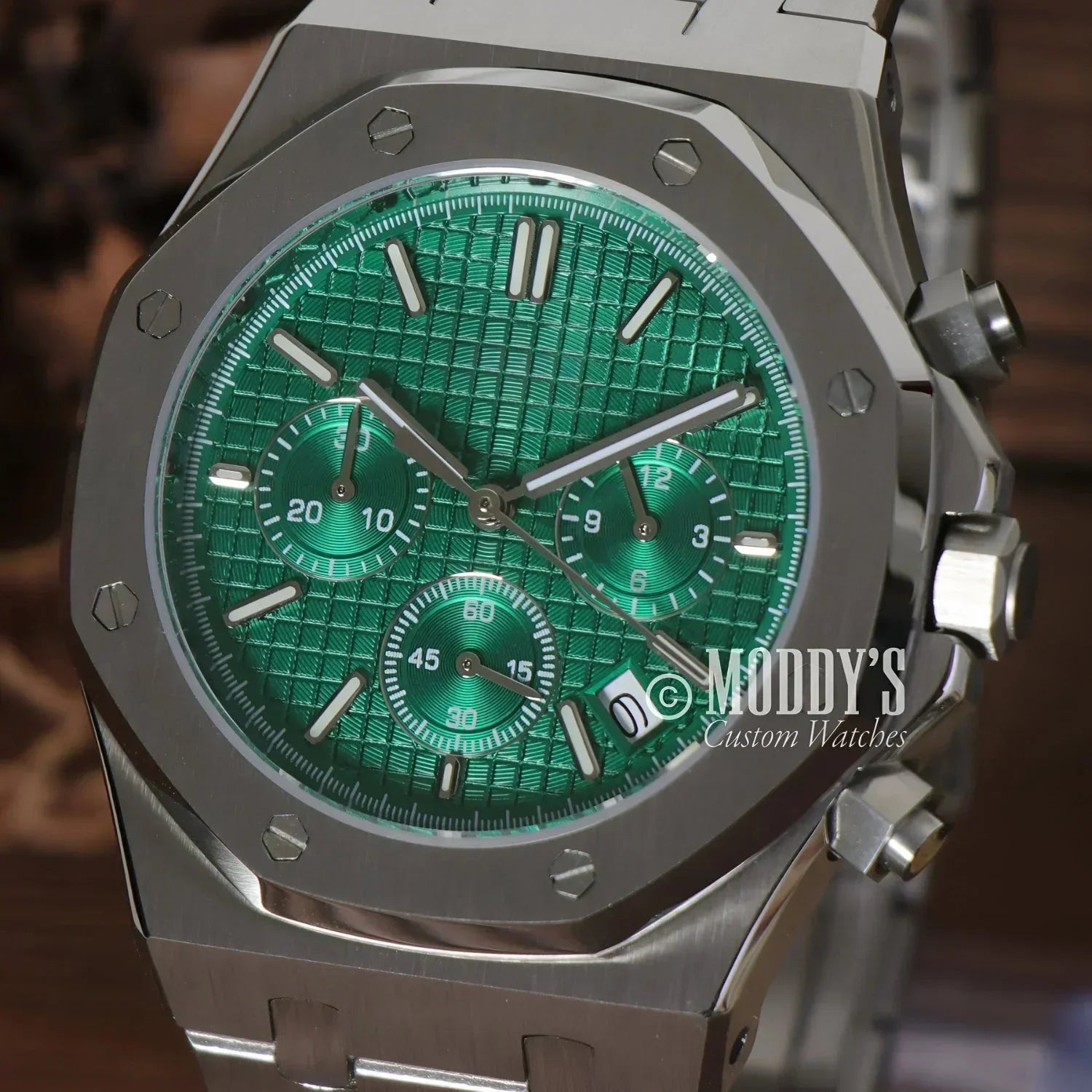 Green-faced stainless steel chronograph watch Royal Seikoak with VK63 hybrid movement