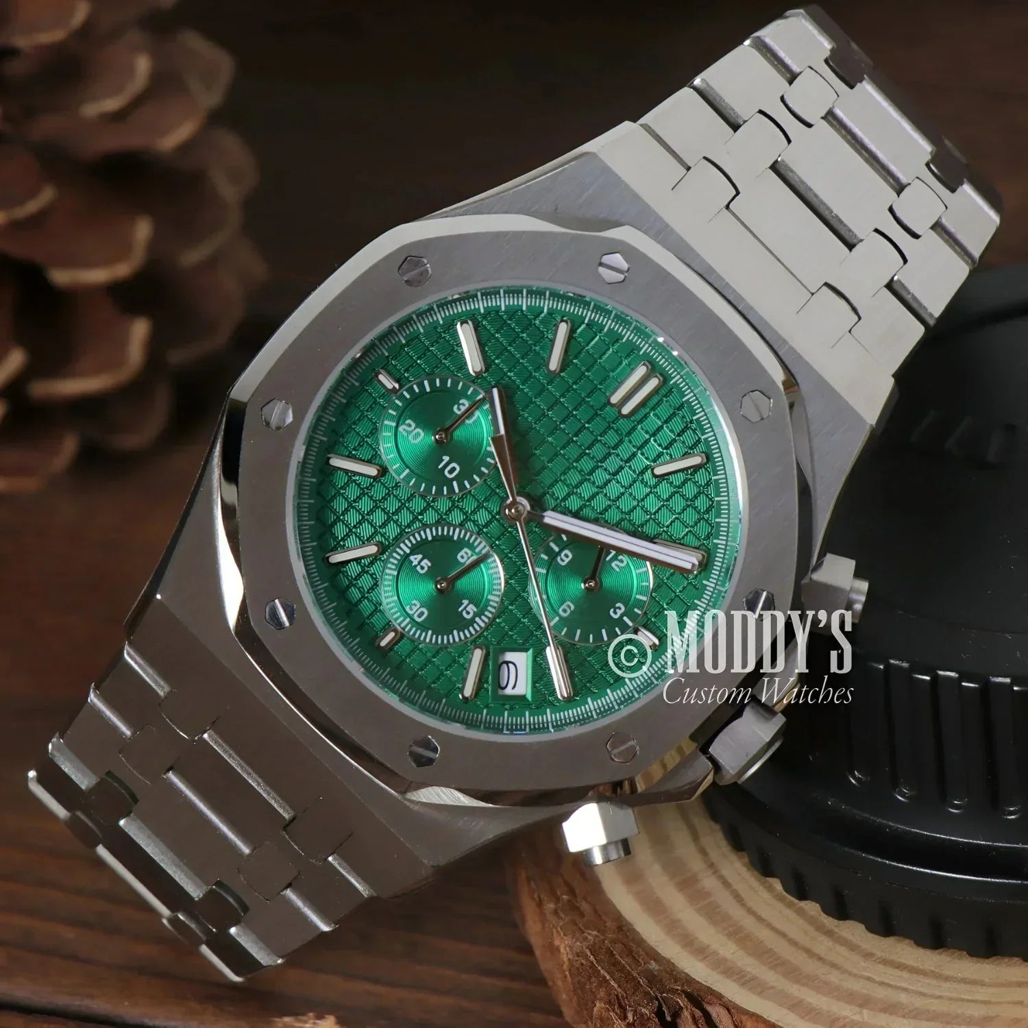 Green-faced stainless steel wristwatch Royal Seikoak with VK63 hybrid movement