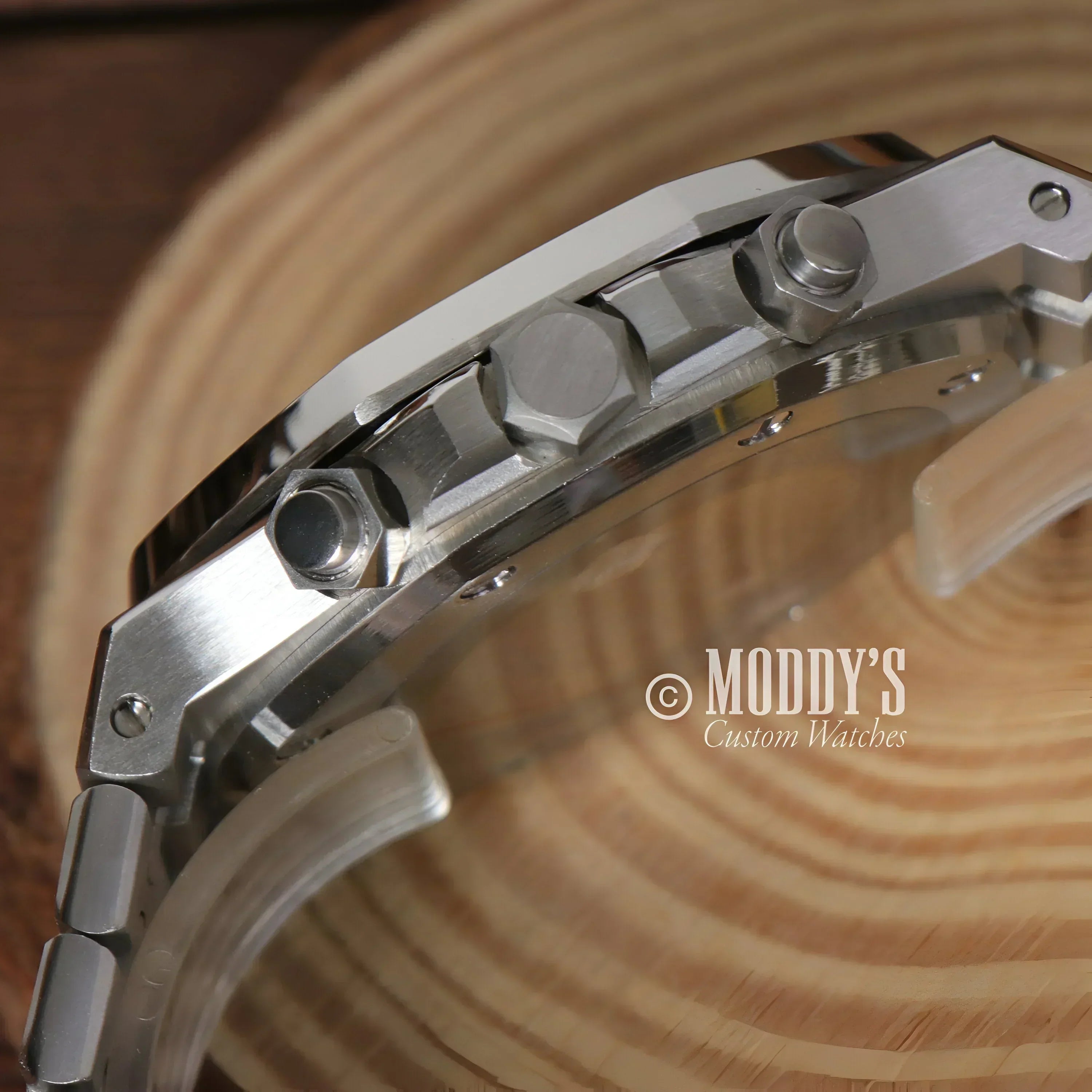 Silver Royal Seikoak wristwatch with pushers and VK63 hybrid movement
