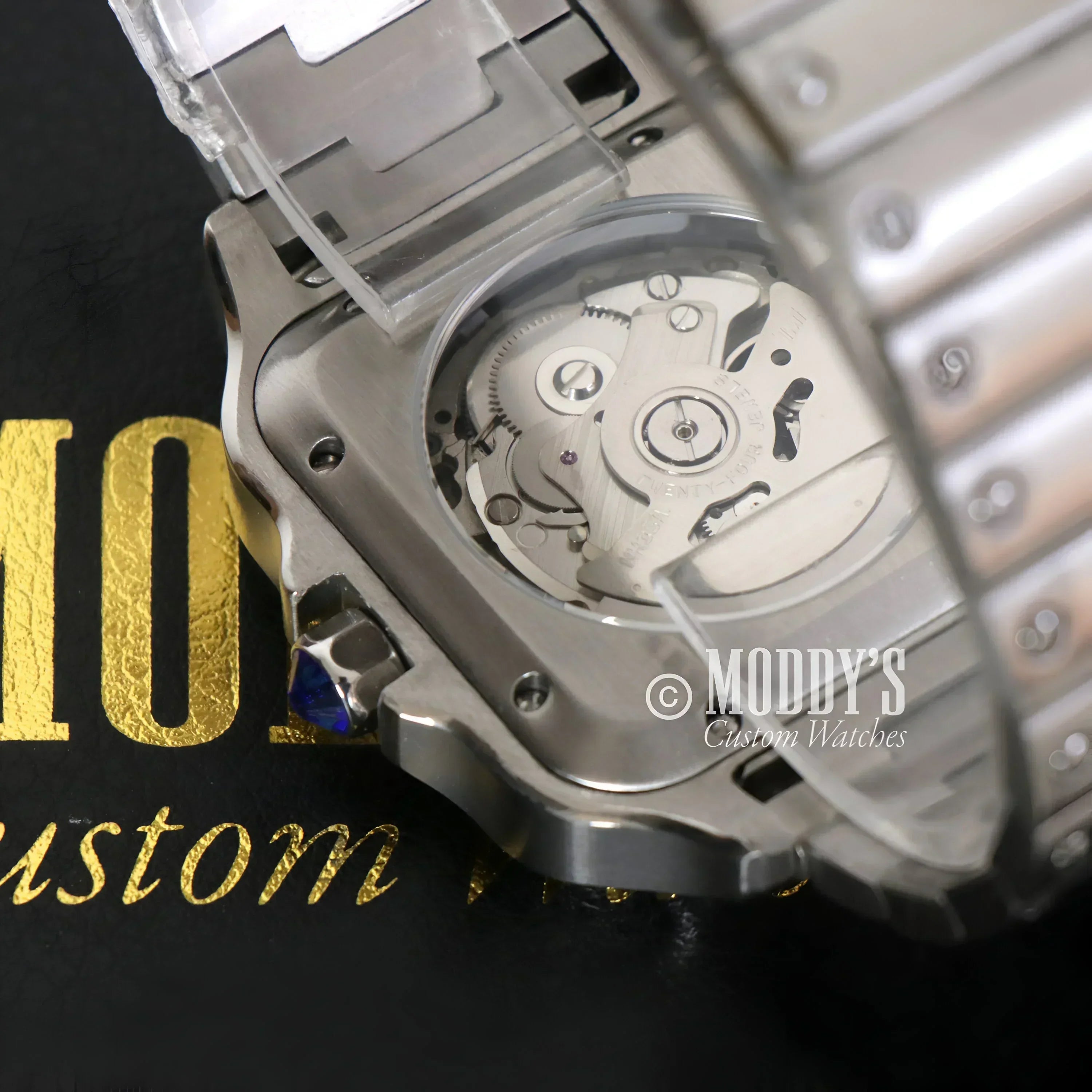 Silver wristwatch with NH35 automatic movement and 316L stainless steel in Santeiko Black