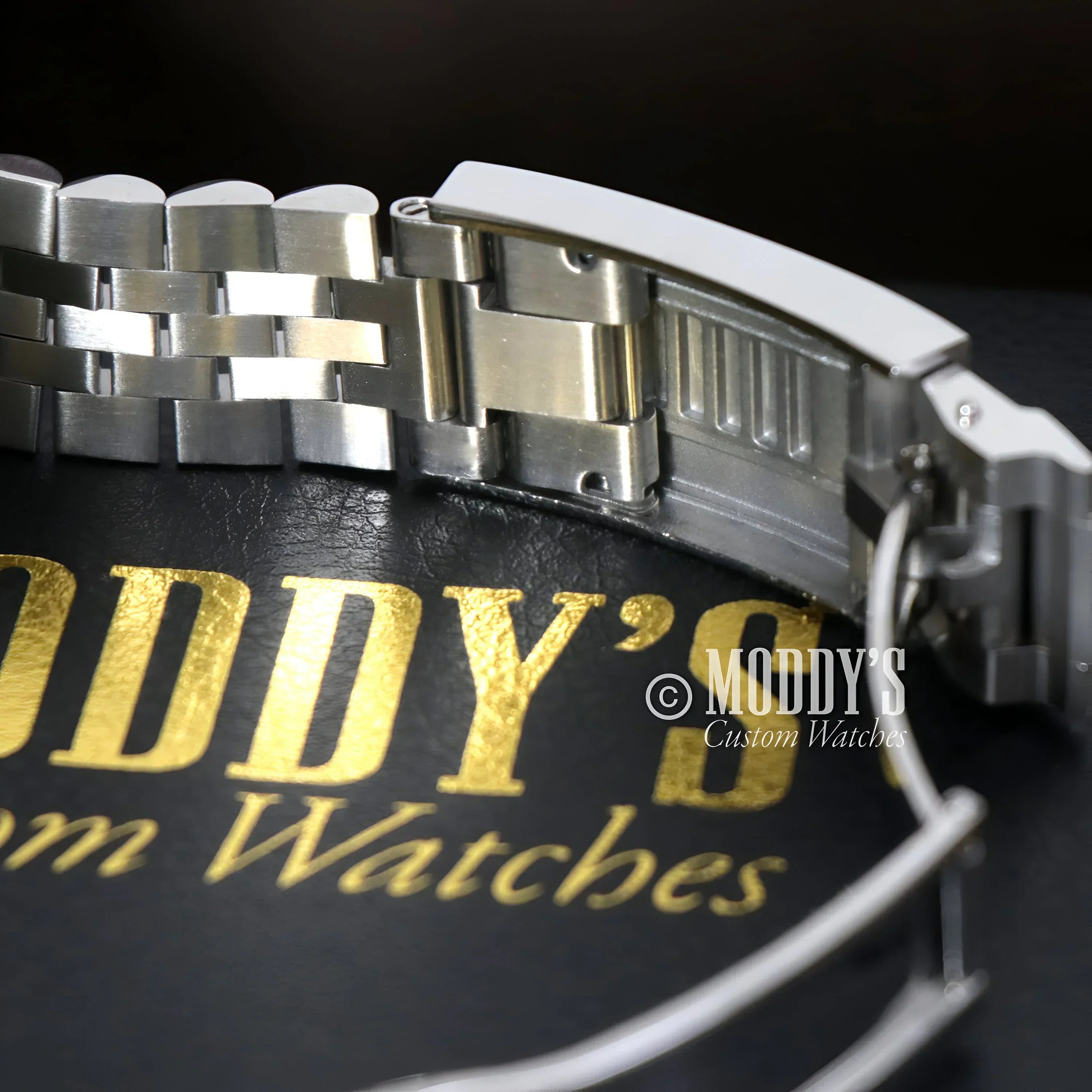 Silver metal watch band for Tudeiko Chrono Pink featuring Seiko VK63 hybrid movement
