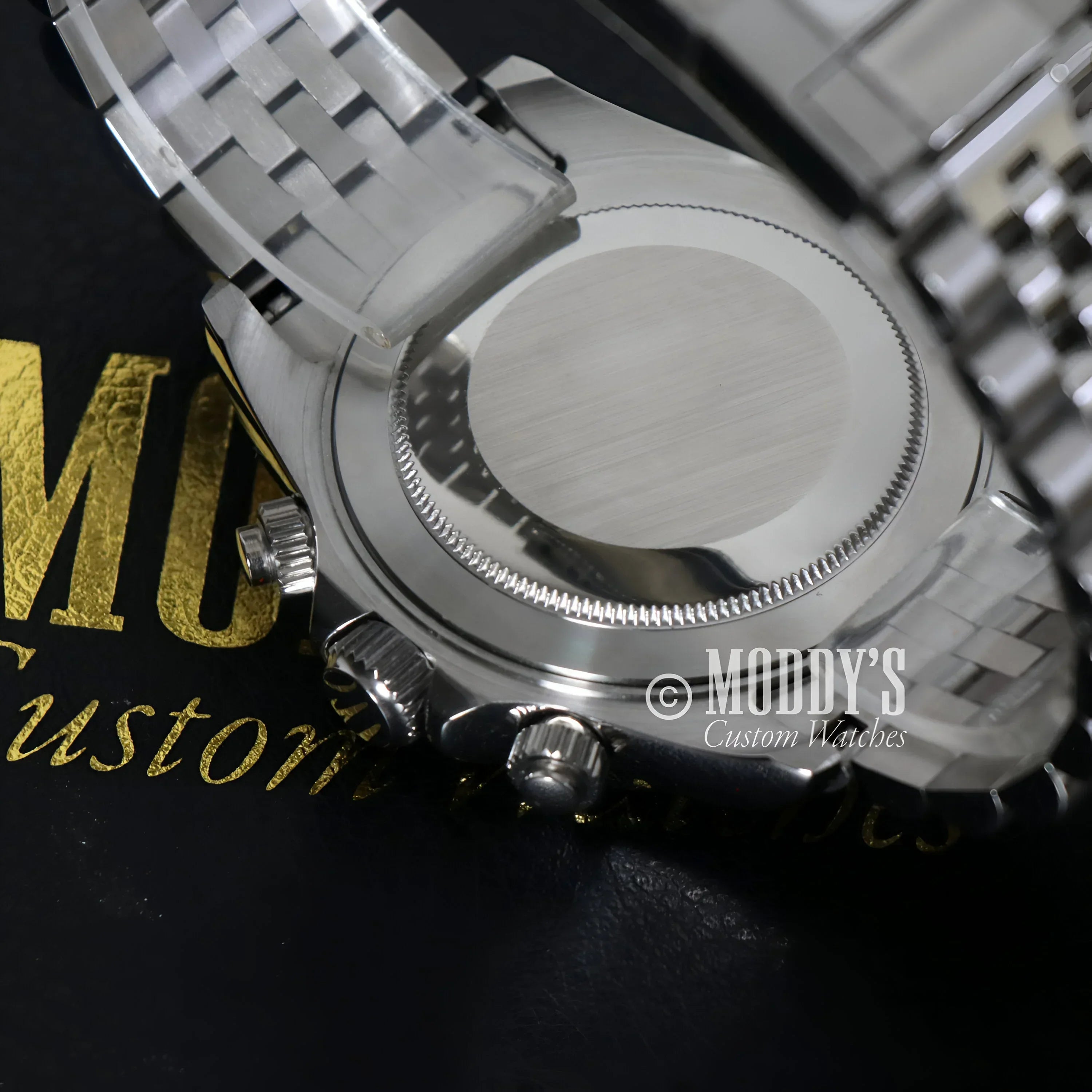 Silver wristwatch with metal band featuring Seiko VK63 hybrid movement, Chrono Blue design