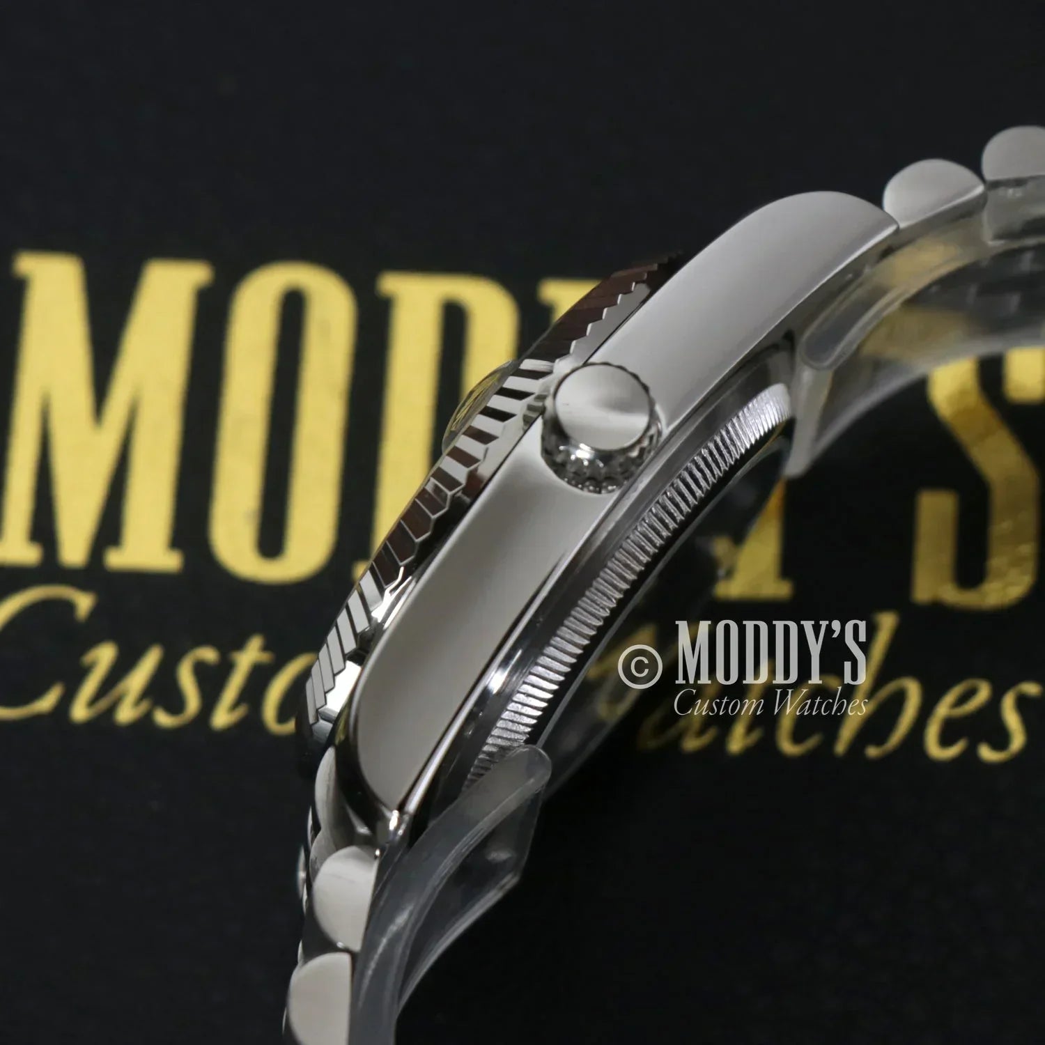 Silver Seiko Mod wristwatch with fluted bezel and Seiko NH35 automatic movement
