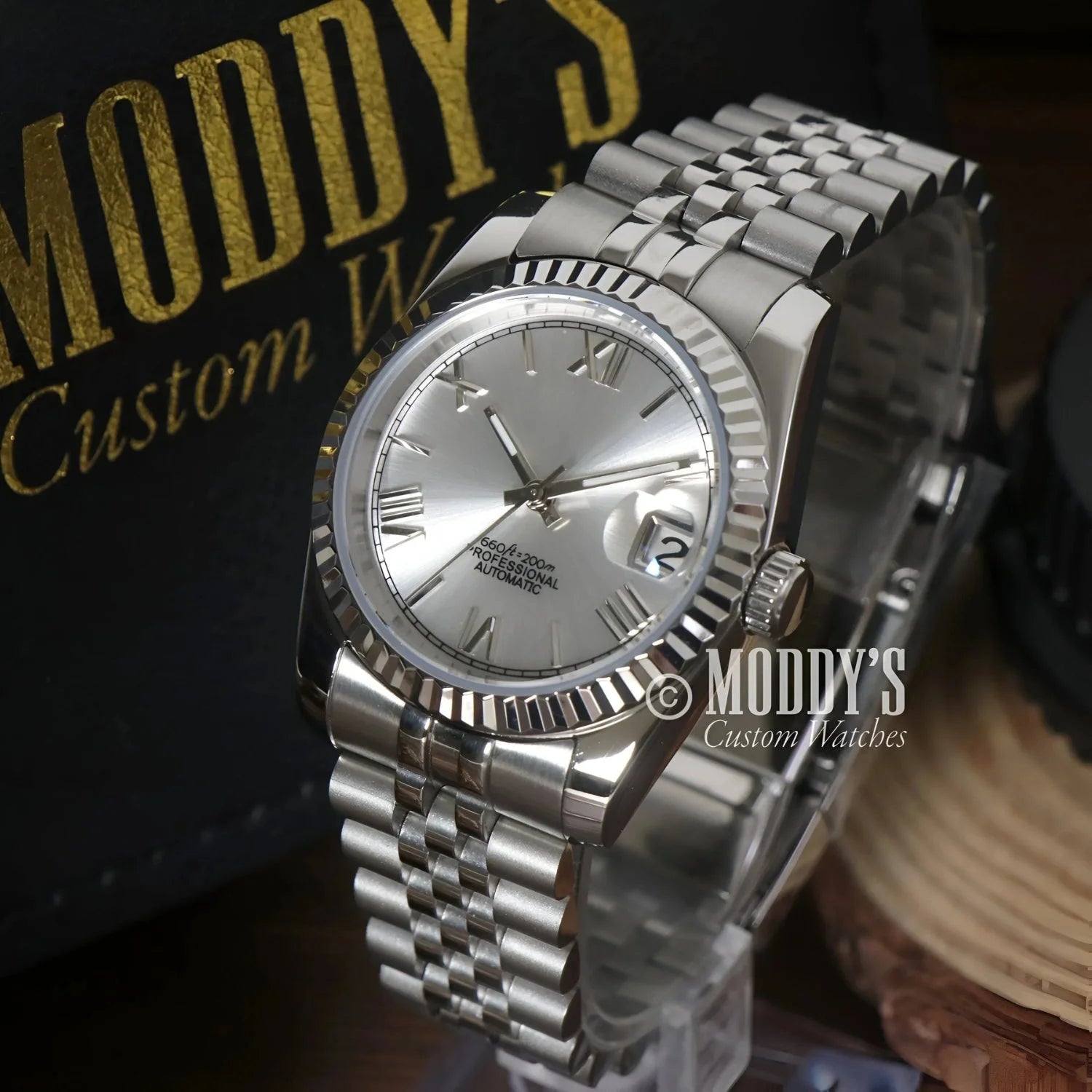 Silver Seikojust Roman Silver wristwatch with metal band and Seiko NH35 automatic movement