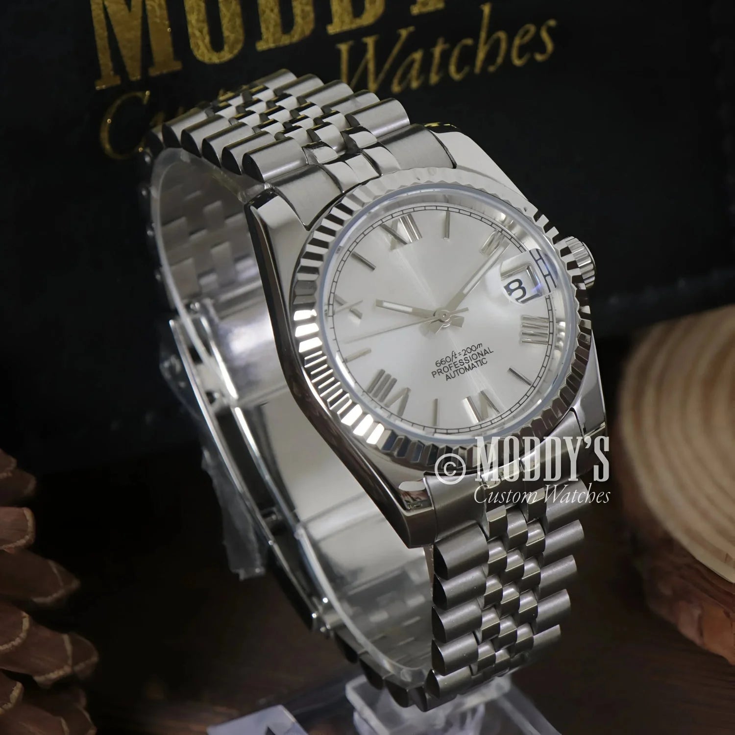 Silver wristwatch with fluted bezel from Seikojust, featuring Seiko NH35 automatic movement