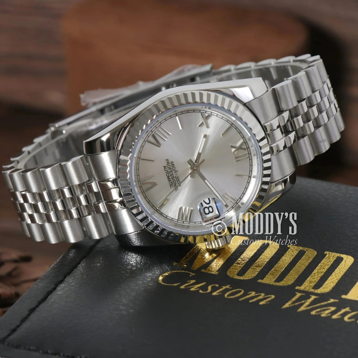 Silver wristwatch with metal band, Seikojust Roman Silver, featuring Seiko NH35 automatic
