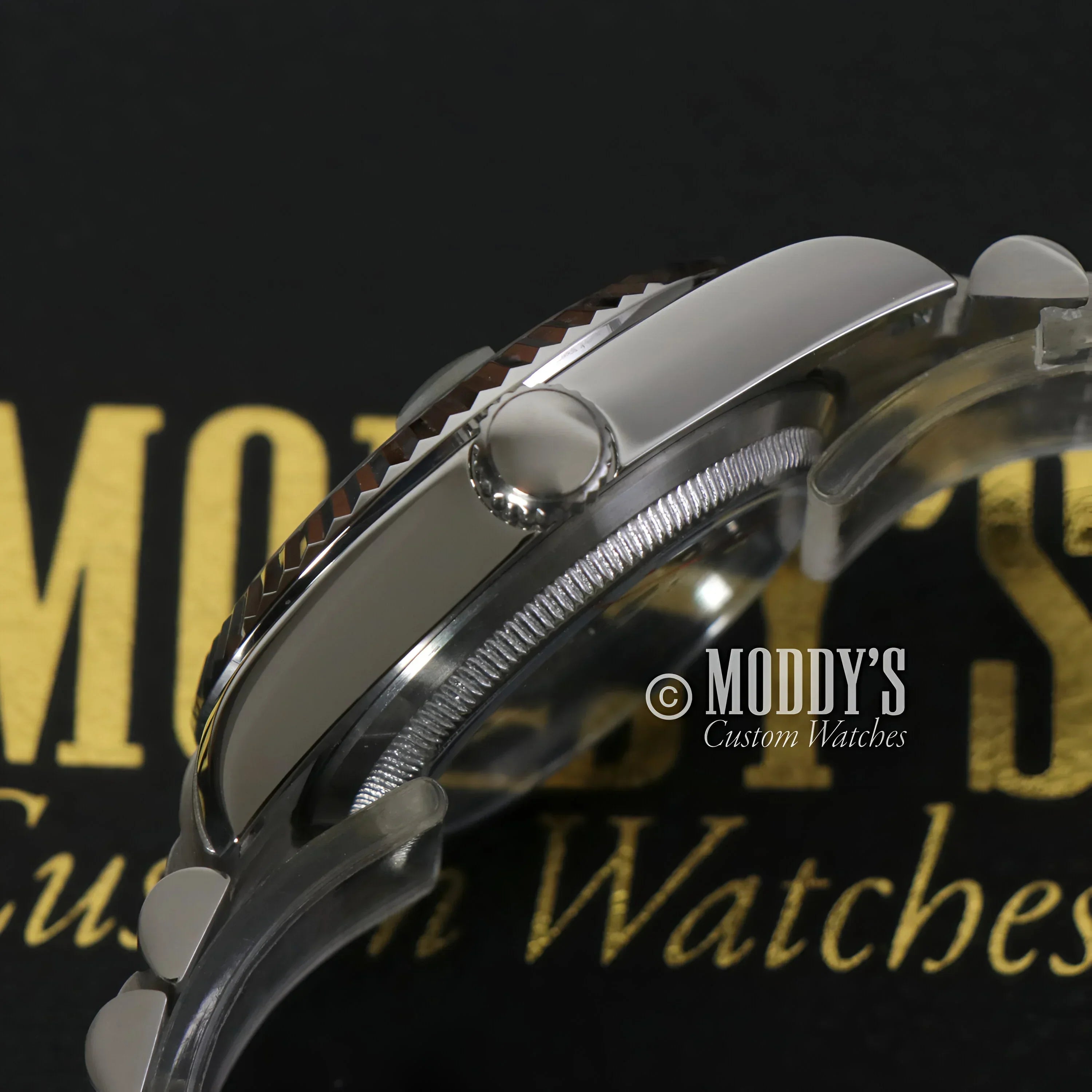 Silver wristwatch with textured edge from Seikojust | Roman Silver for Seiko mod enthusiasts