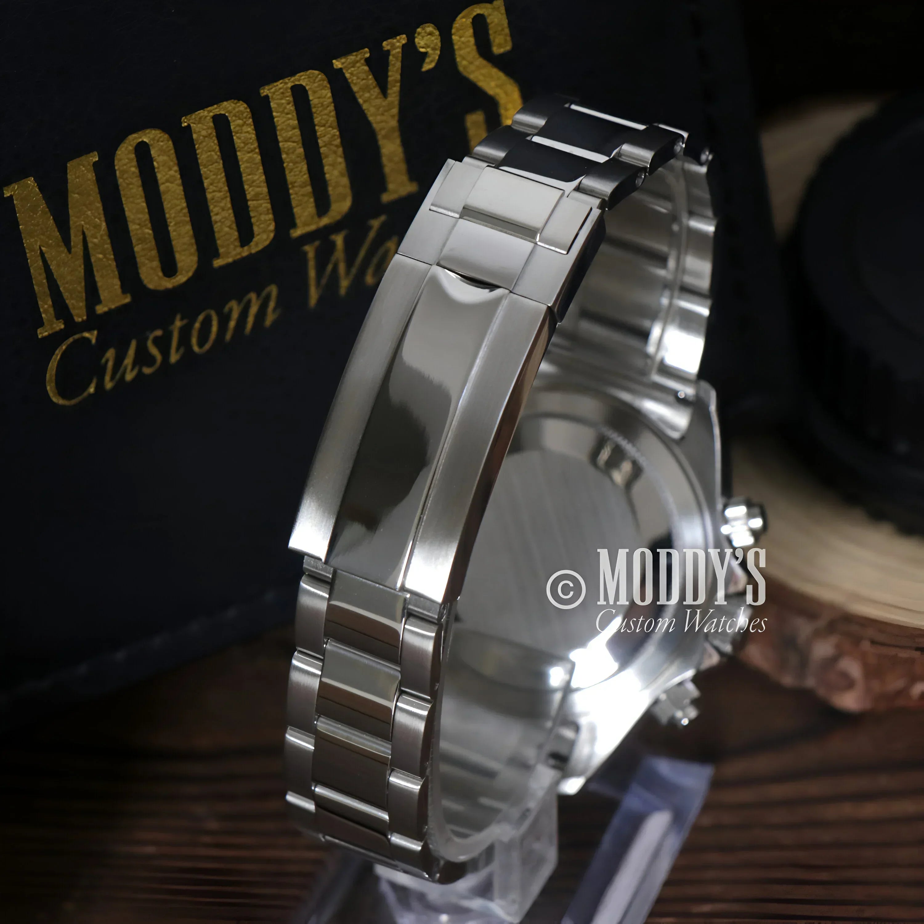 Silver wristwatch with metal band featuring Seiko VK63 hybrid movement in Seitona Arabic Black