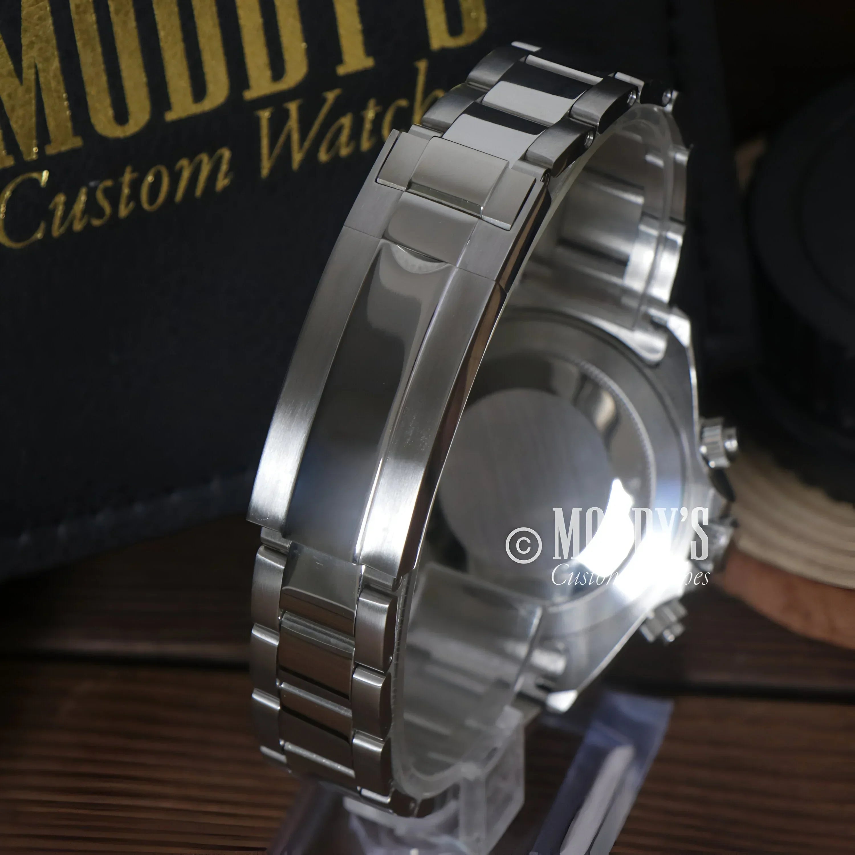 Silver metal watch from Seitona featuring Seiko VK63 hybrid movement in green
