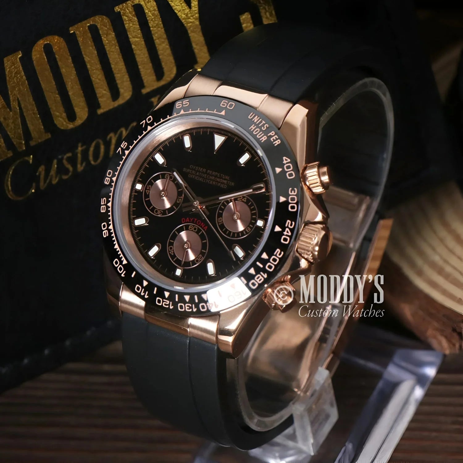 Rose gold chronograph wristwatch with black rubber strap, Seiko VK63 hybrid movement