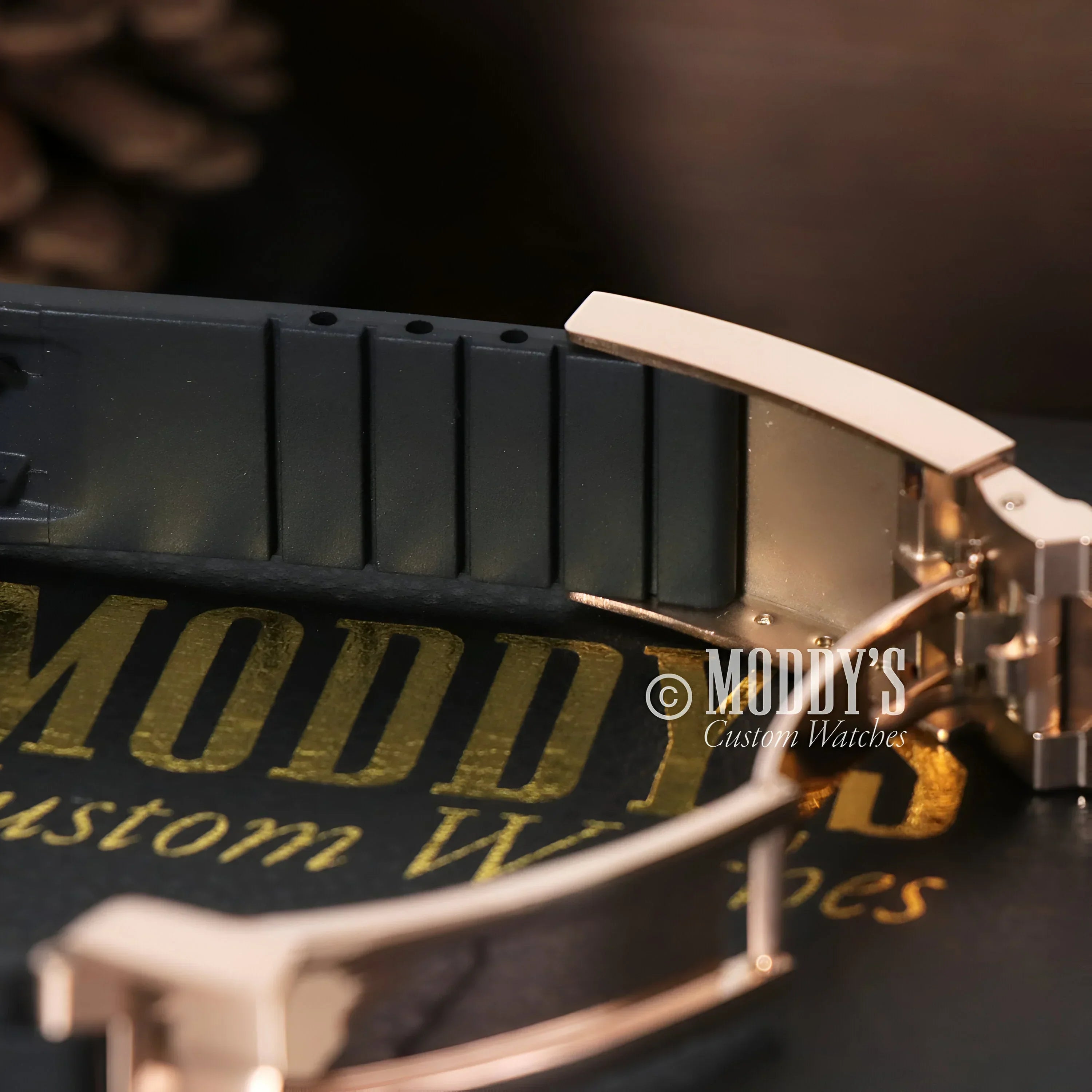 Rose gold watch clasp with black rubber strap for Seitona, featuring VK63 hybrid movement