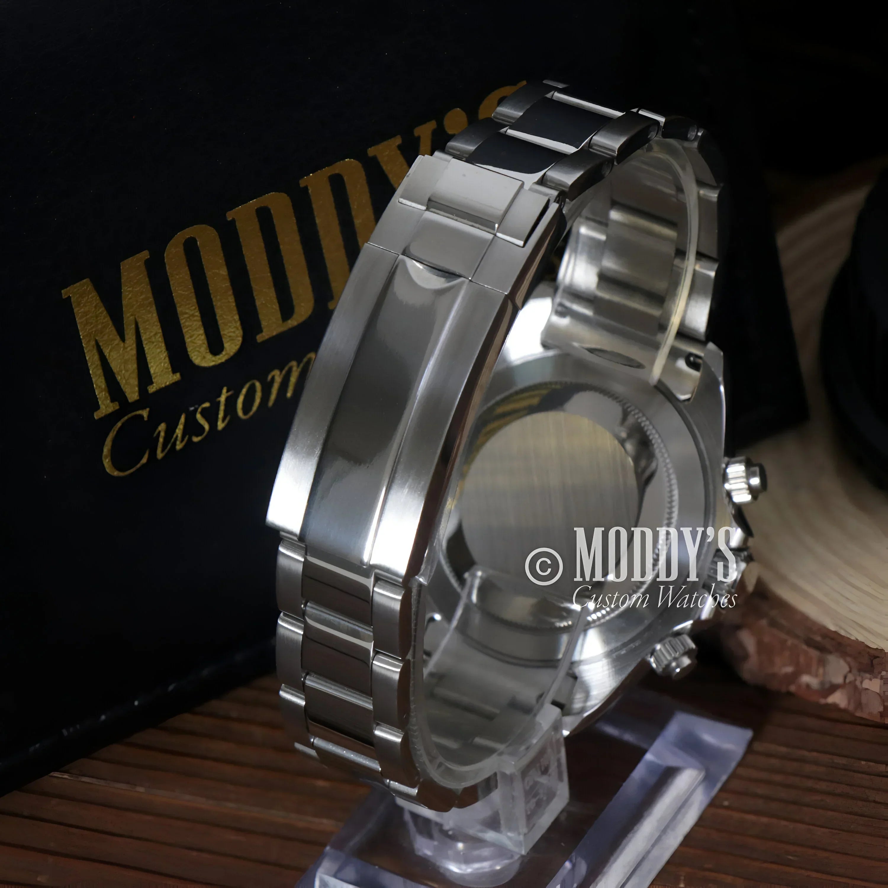Silver wristwatch with metal band featuring Seiko VK63 hybrid movement, Seitona Silver-Blue