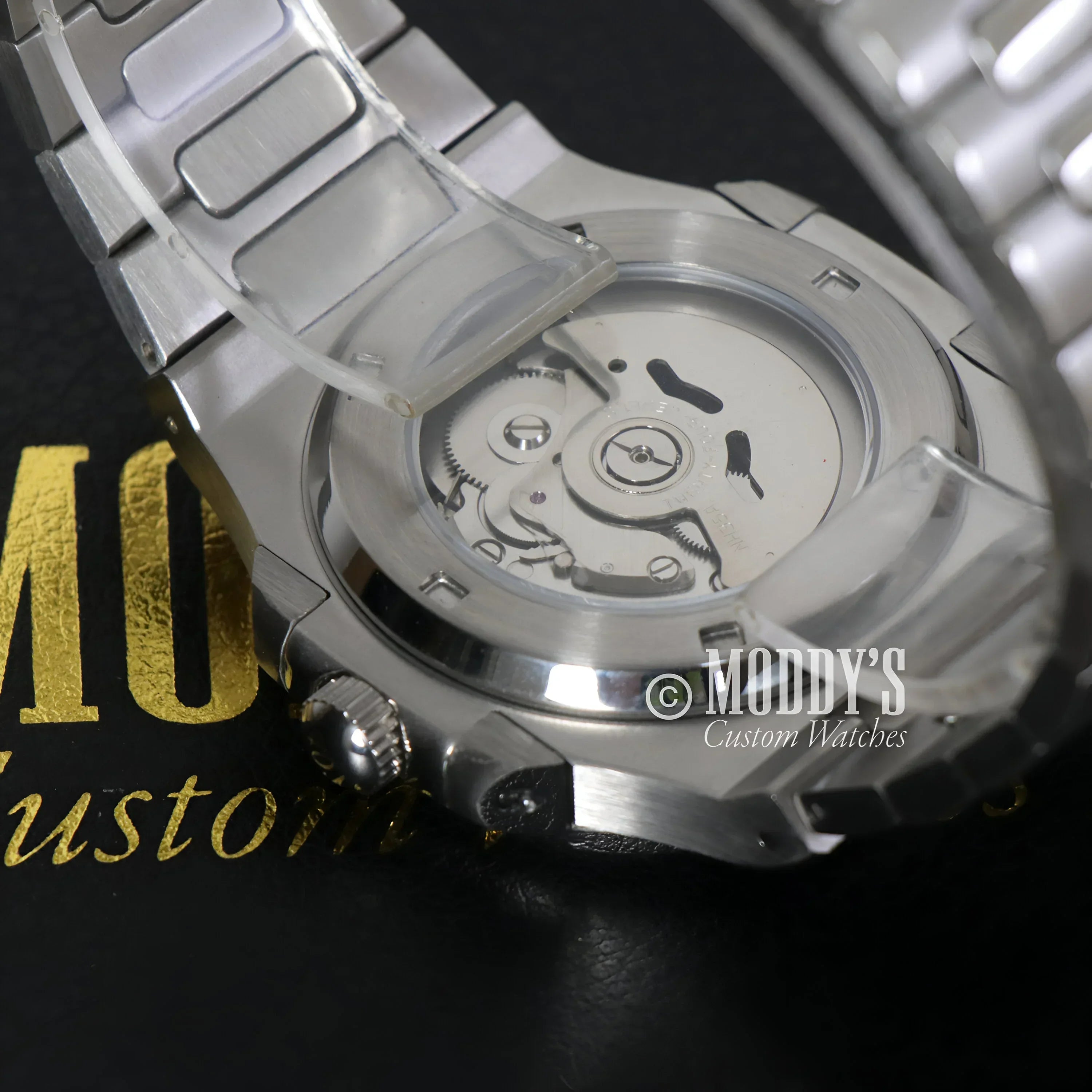 Silver Nautiko Cream wristwatch showcasing NH35 automatic movement and elegant design