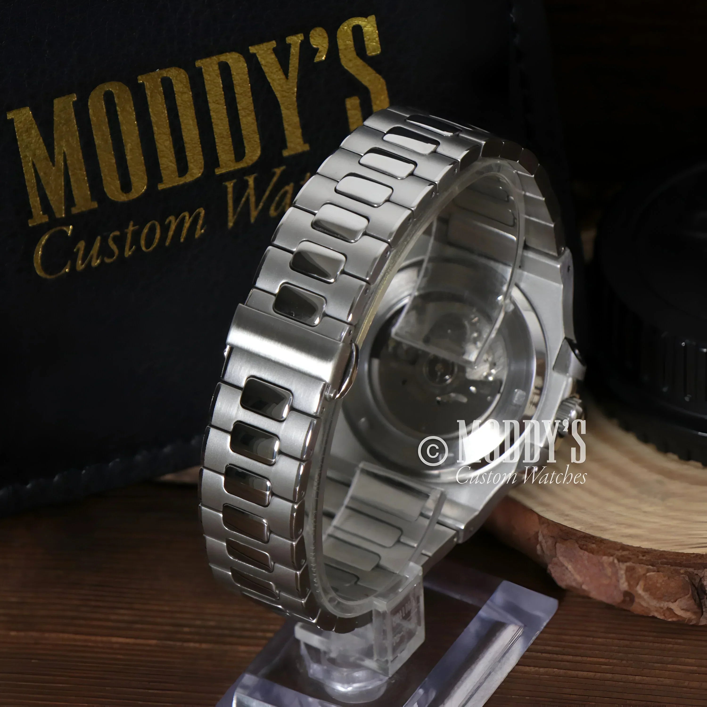 Silver wristwatch with metal band featuring Seiko NH35 automatic movement in Nautiko Cream