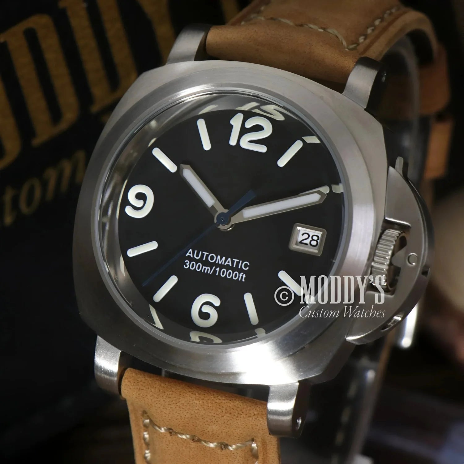 Stainless steel automatic wristwatch with Seiko NH35 automatic movement in Paneiko Sand Leather