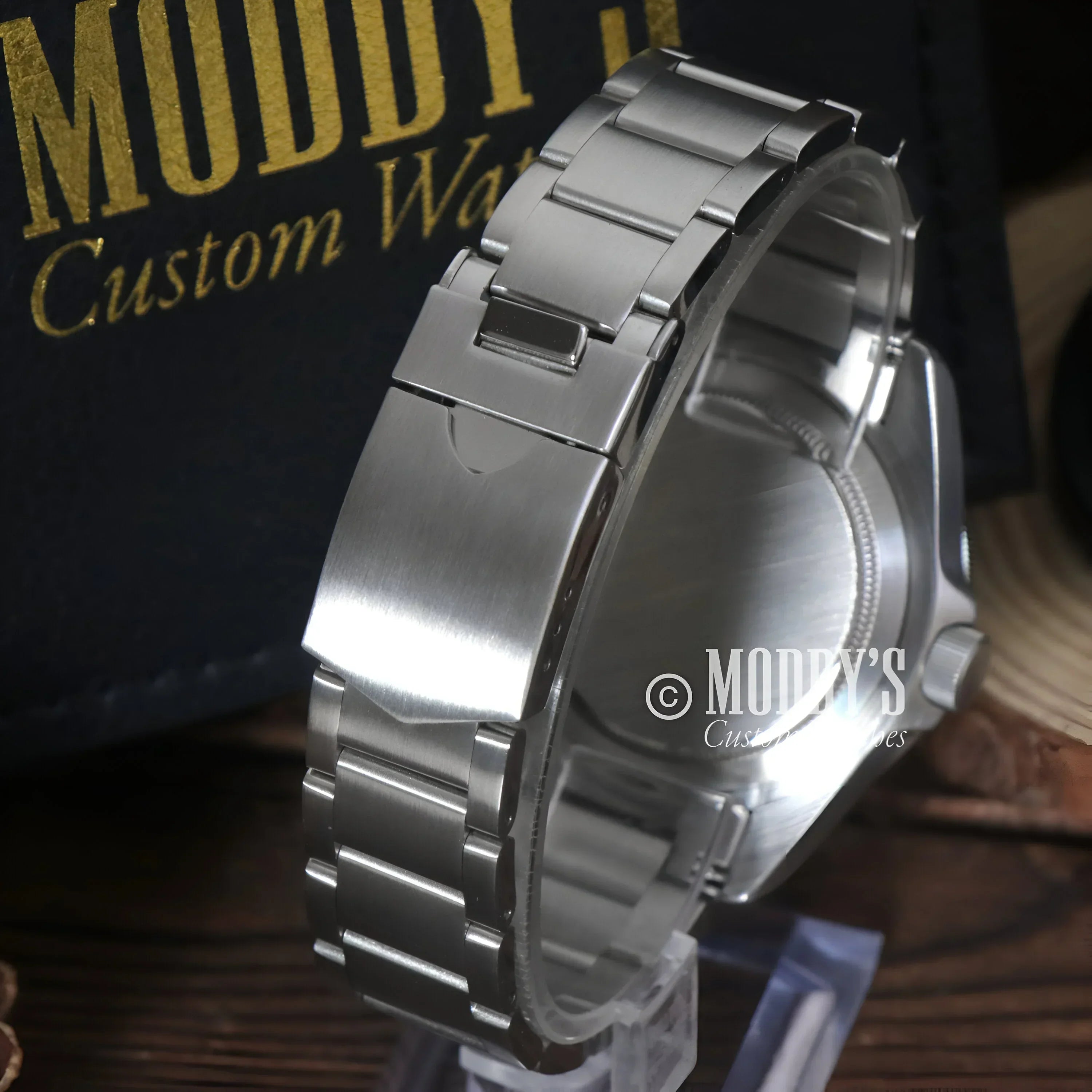 Silver metal watch from Tudeiko Pelagos Black featuring Seiko NH35 automatic movement
