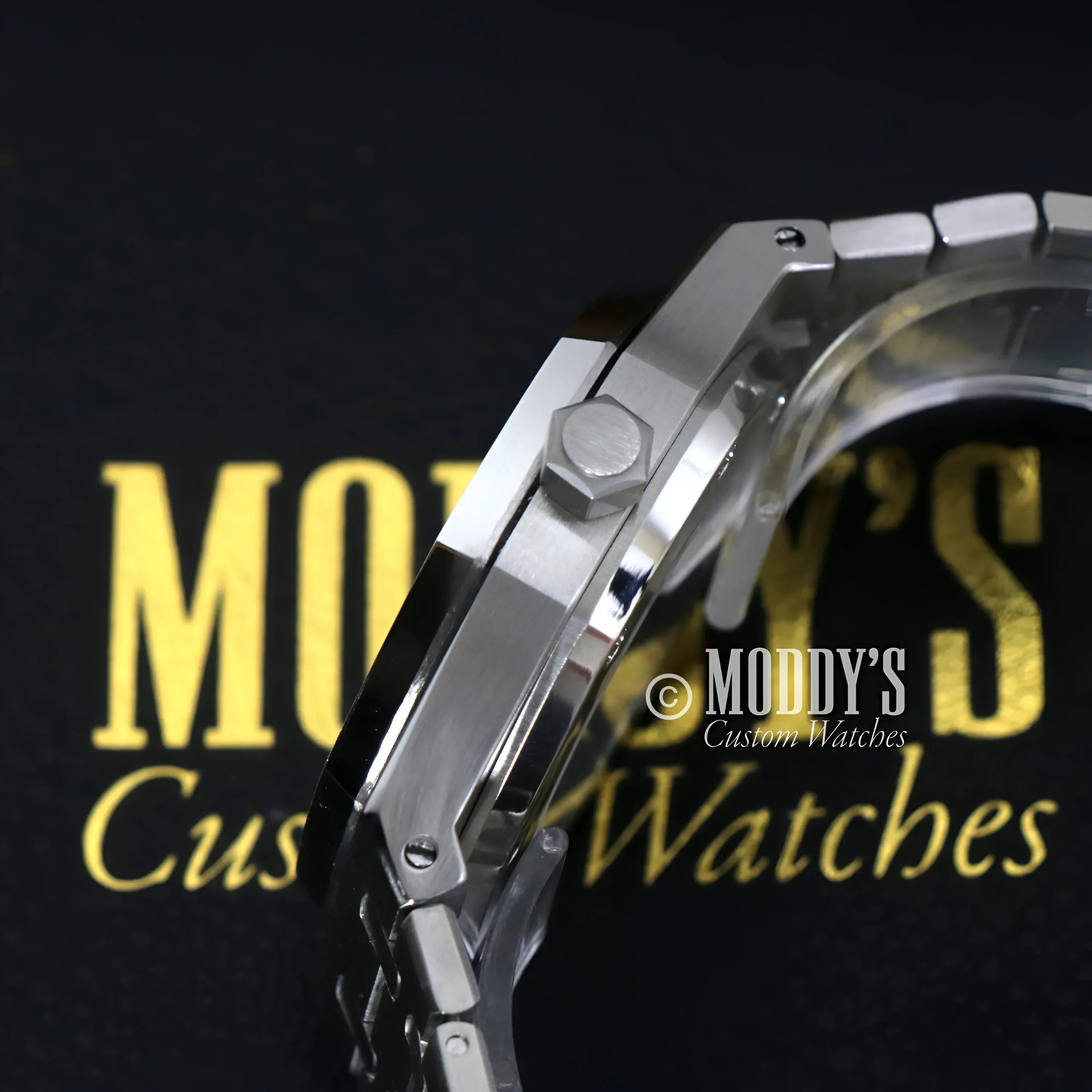 Silver wristwatch with hexagonal crown from Royal Seikoak features NH35 automatic movement
