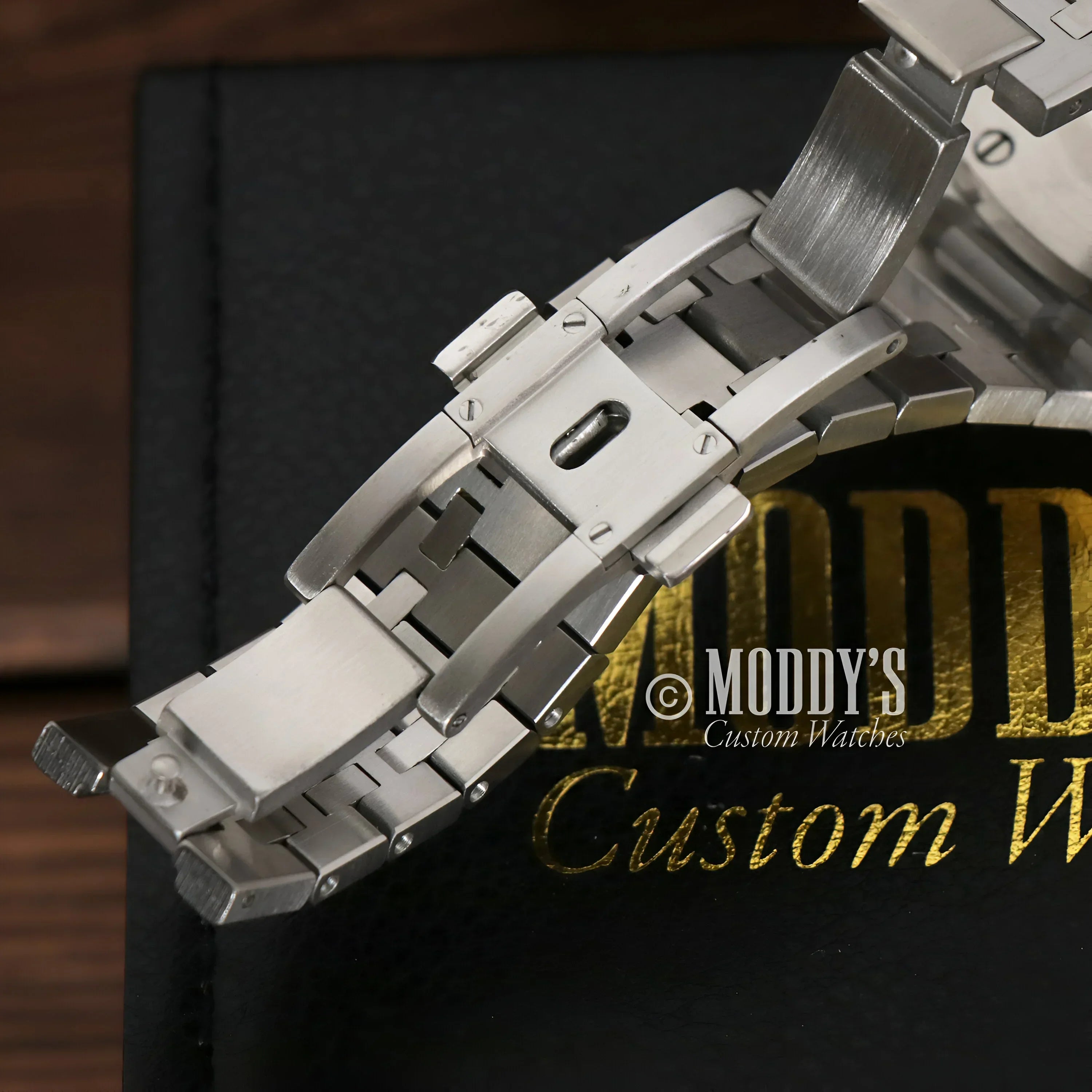 Silver watch clasp of the Royal Seikoak with VK63 hybrid movement detail