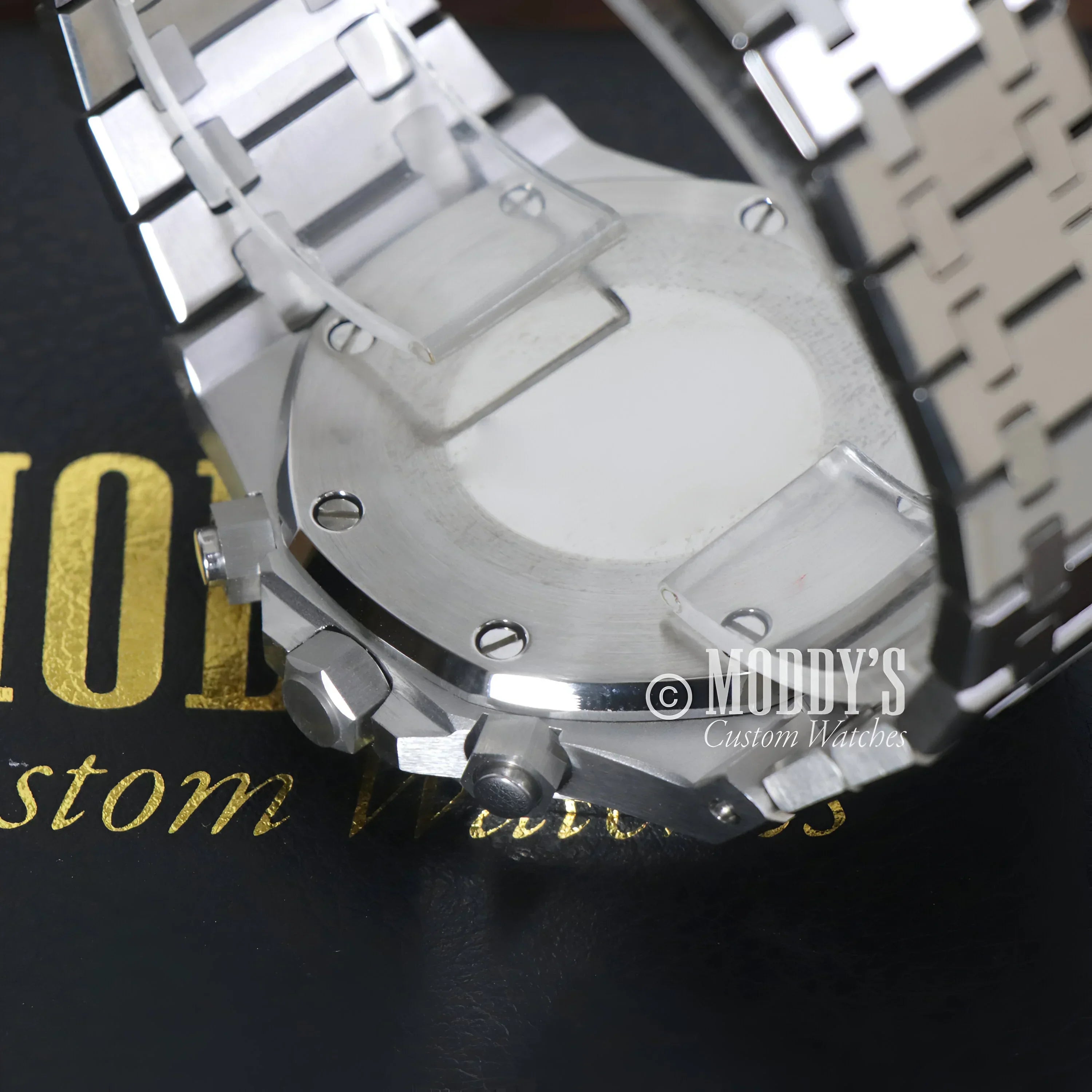Silver Royal Seikoak wristwatch with metal band and VK63 hybrid movement