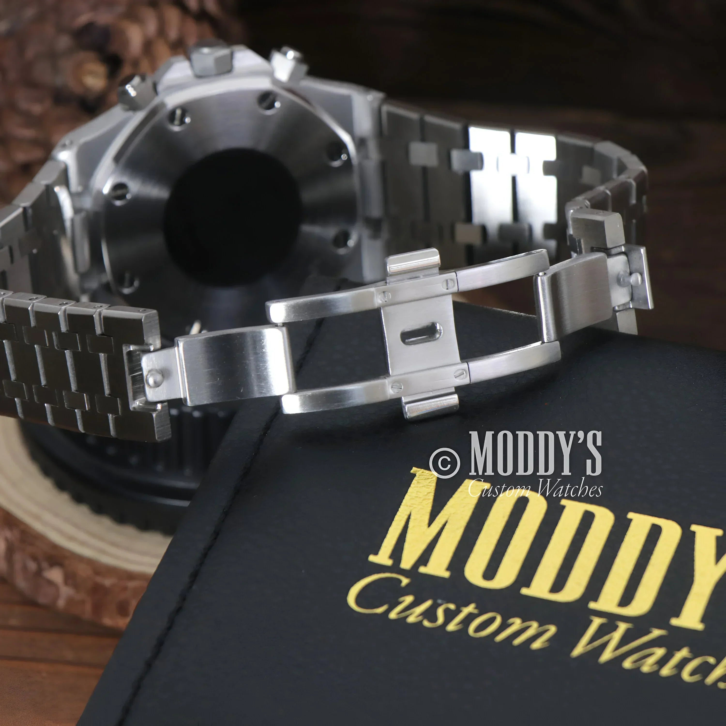 Silver metal watch from the Royal Seikoak featuring VK63 hybrid movement