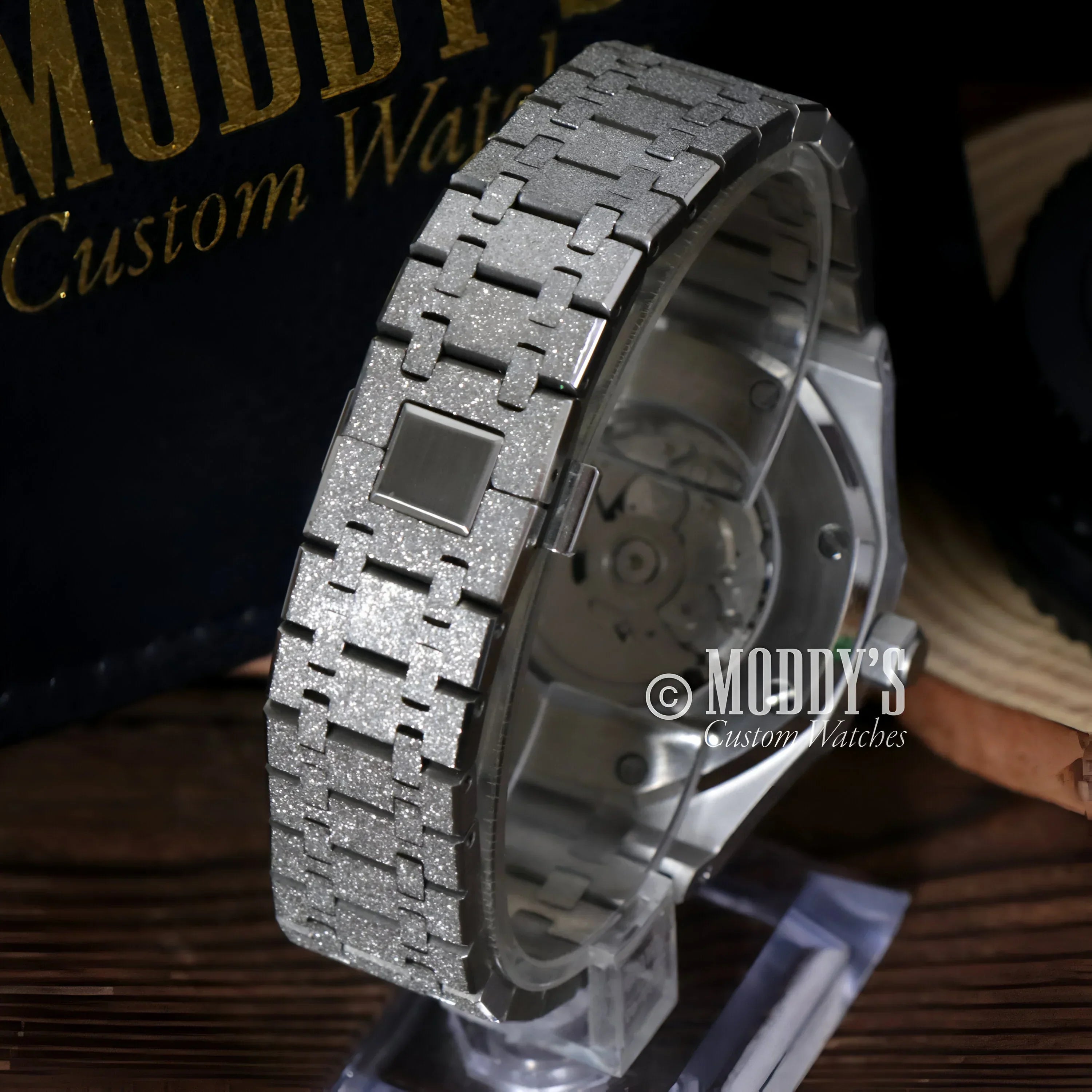 Silver textured wristwatch Royal Seikoak featuring NH35 automatic movement design