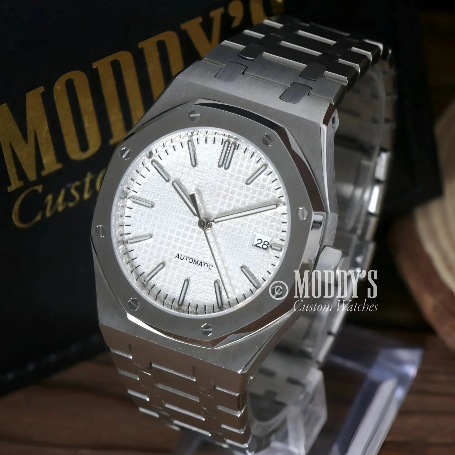 Silver automatic wristwatch Royal Seikoak featuring NH35 automatic movement design