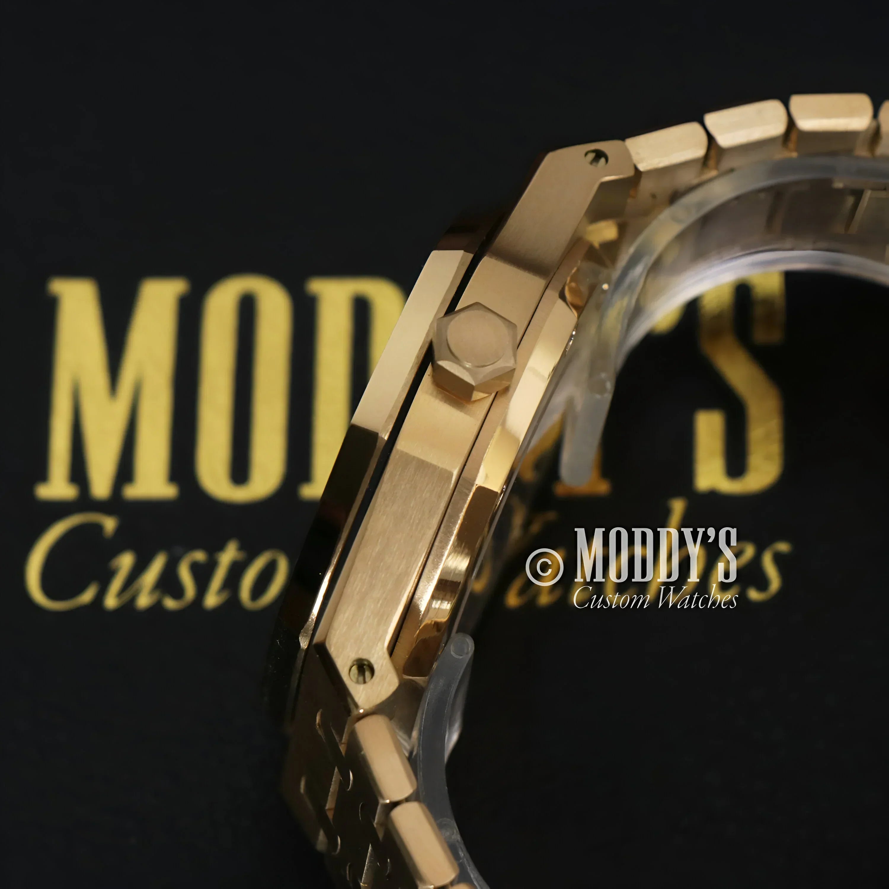 Gold-toned wristwatch Royal Seikoak with NH35 automatic movement for Seiko mod enthusiasts