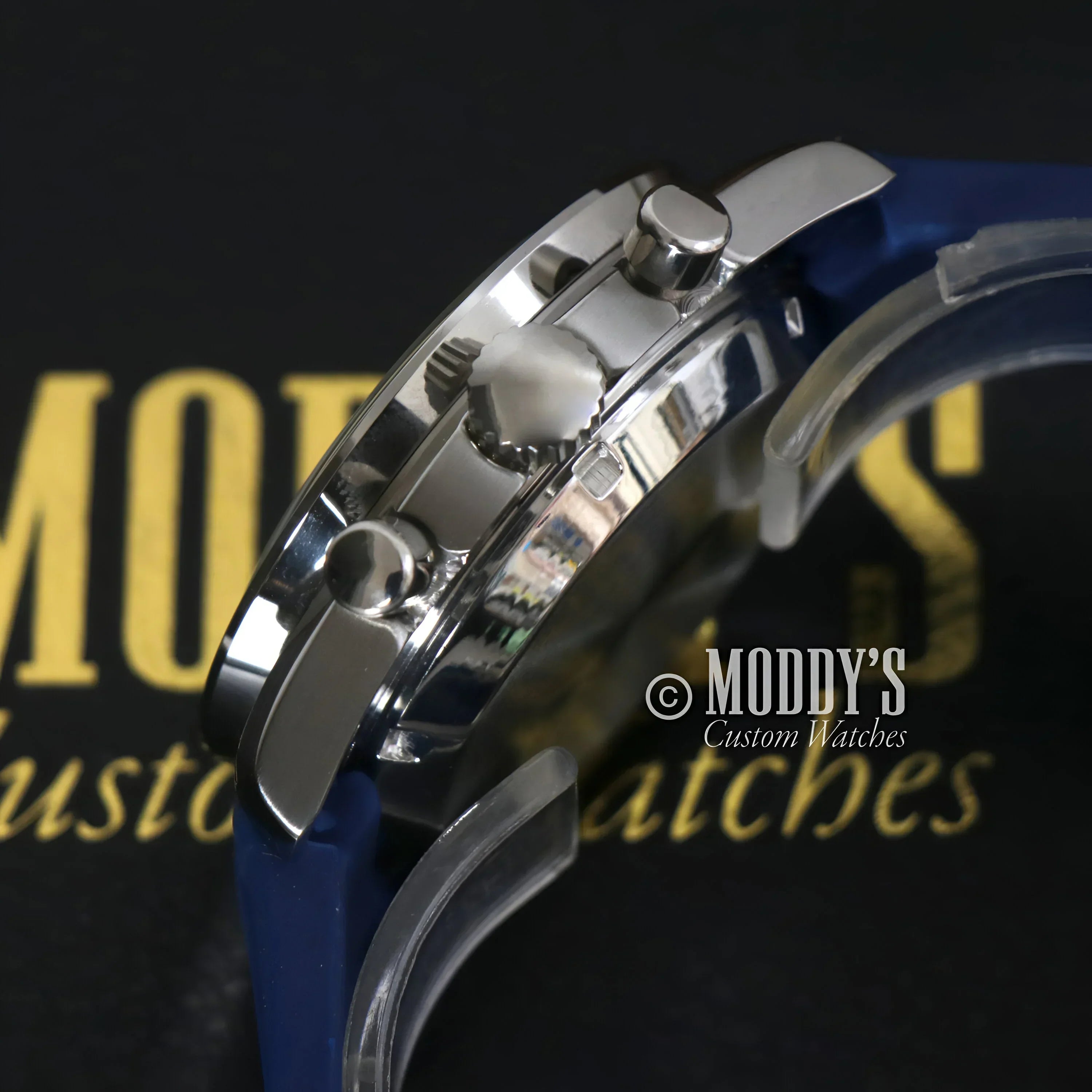 Silver chronograph wristwatch Speedseiko Snoopy Blue featuring Seiko VK63 hybrid movement