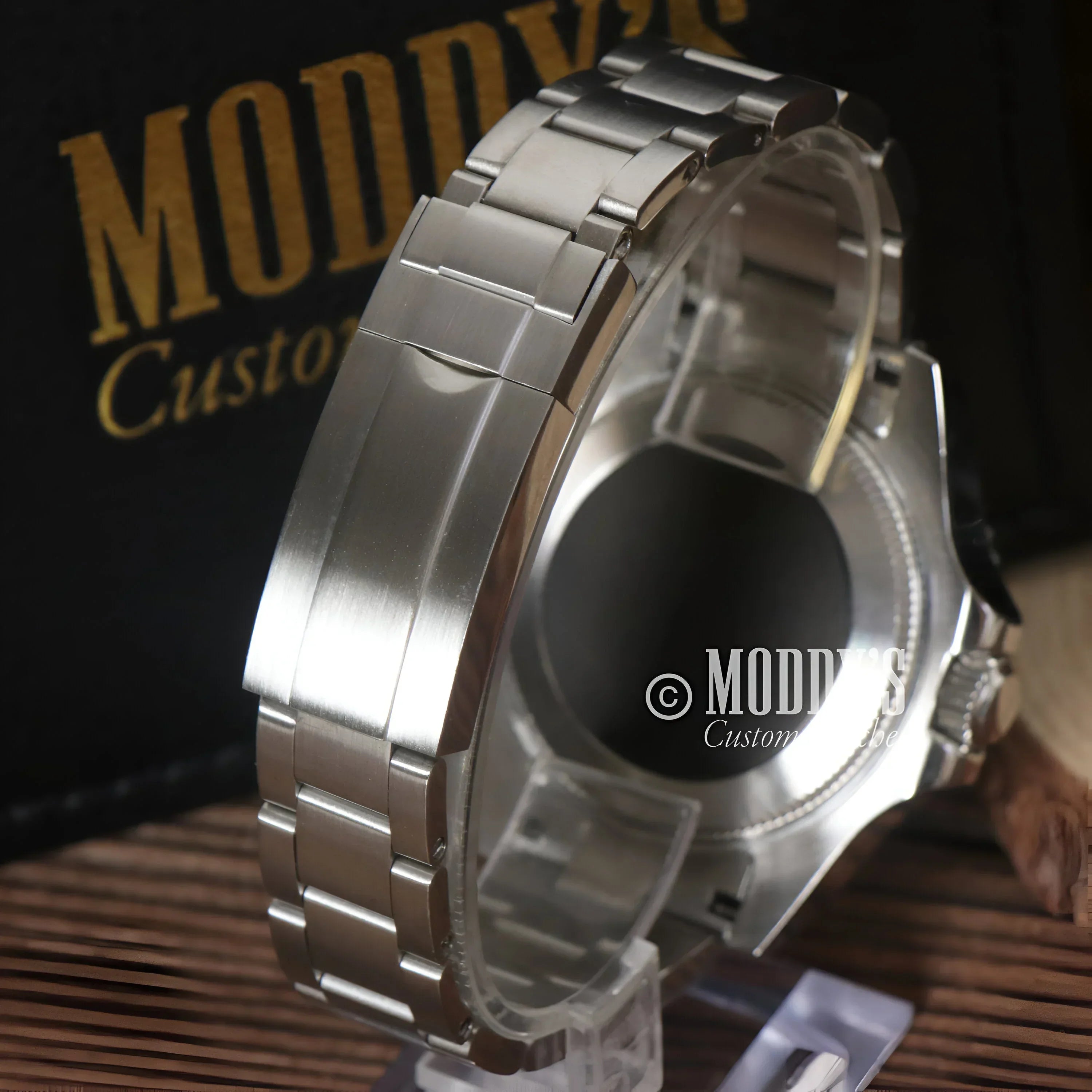 Silver Seiko Mariner Deepsea wristwatch with metal band and Seiko NH35 automatic movement