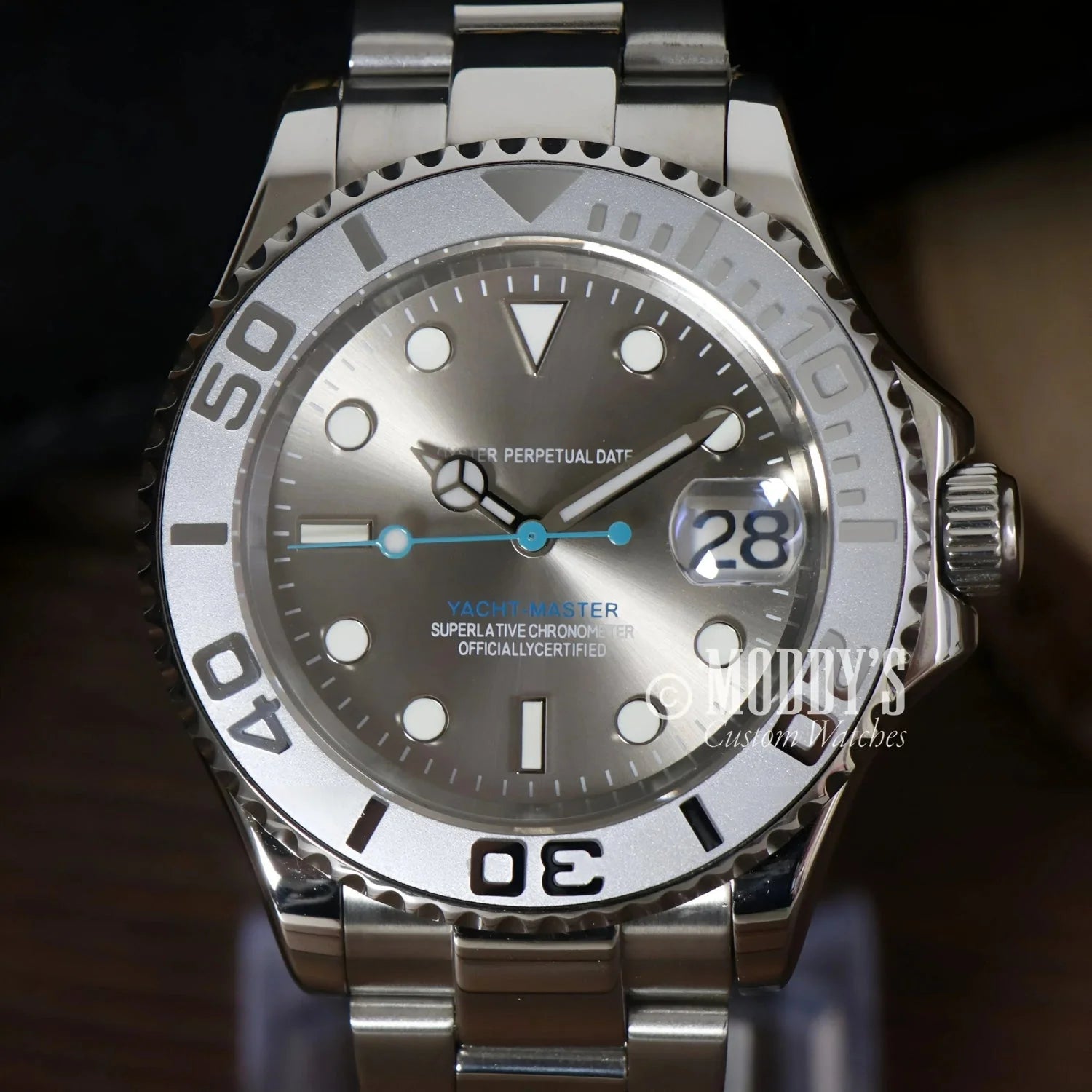 Silver Seikomariner watch with date window featuring NH35 automatic movement and 316L stainless steel