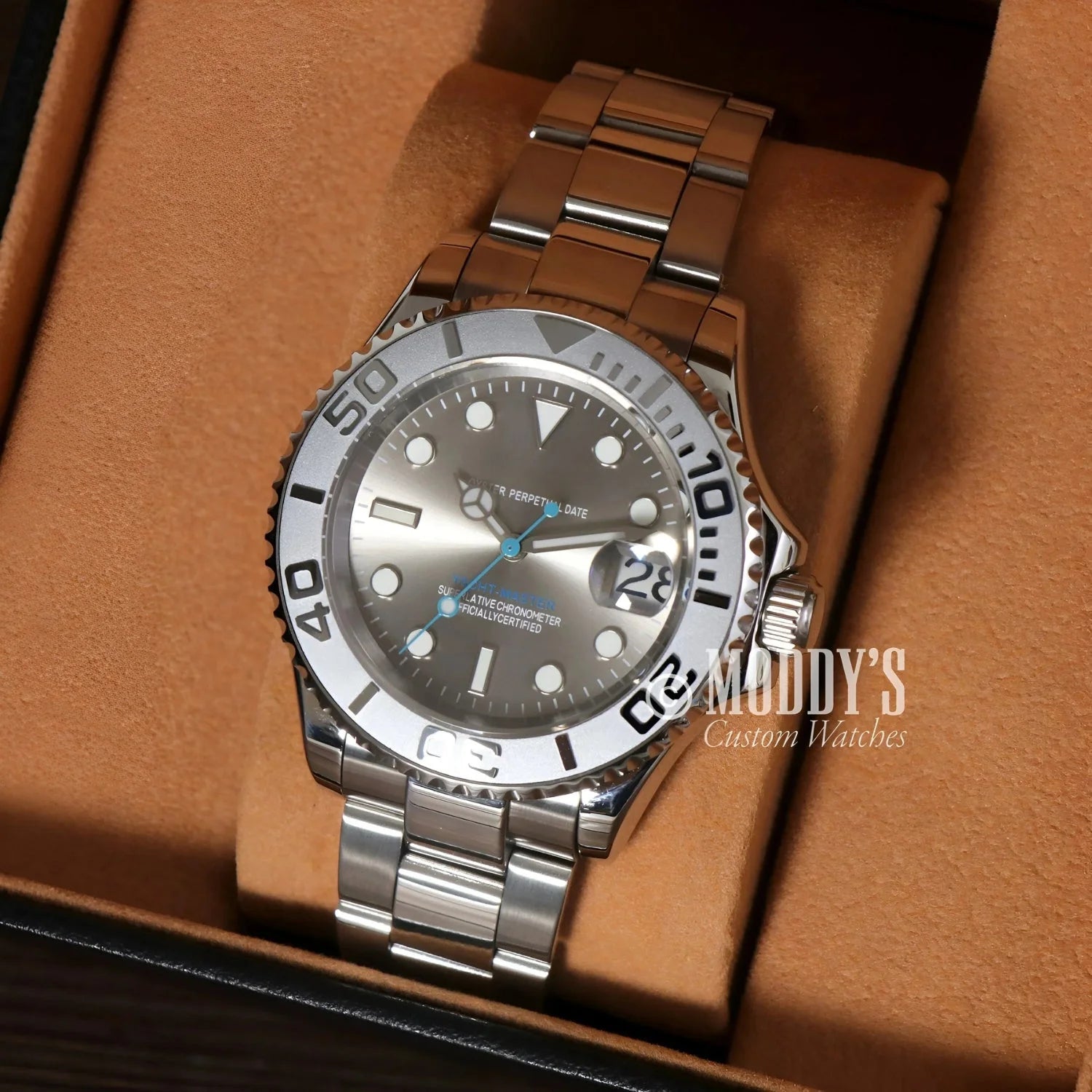Silver Seiko Mariner wristwatch featuring date window and NH35 automatic movement