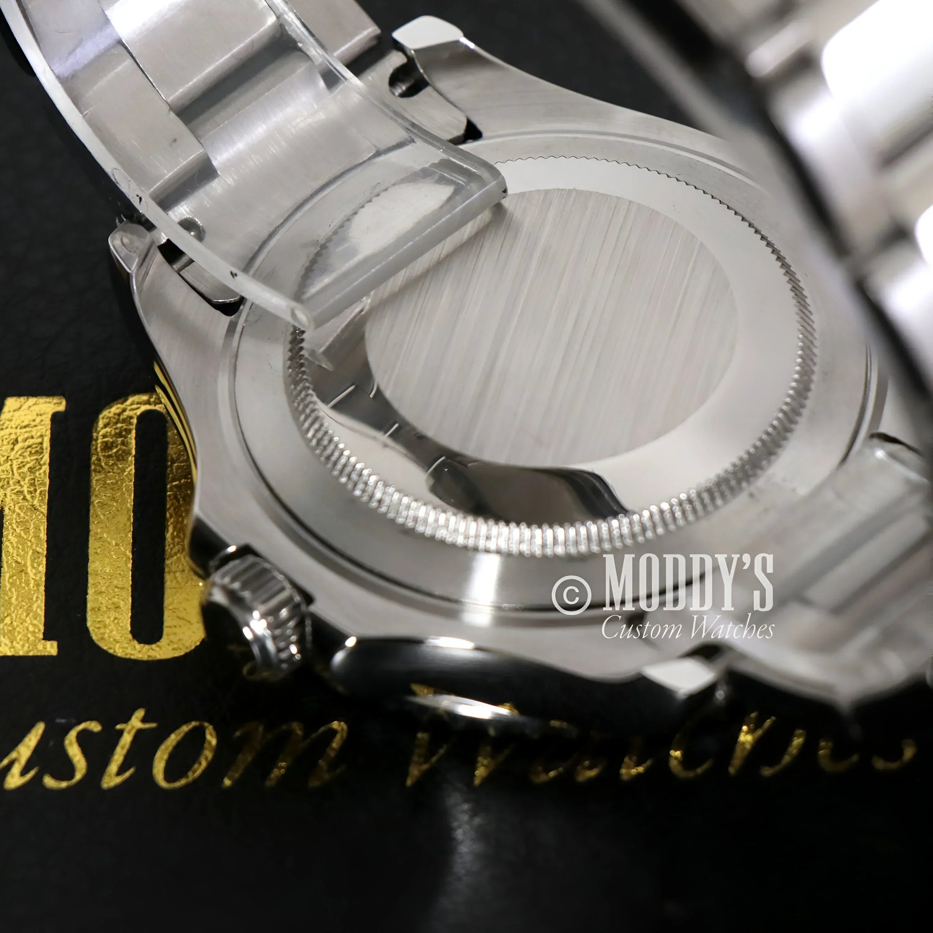 Silver wristwatch back of Seikomariner featuring NH35 automatic movement and 316L stainless steel