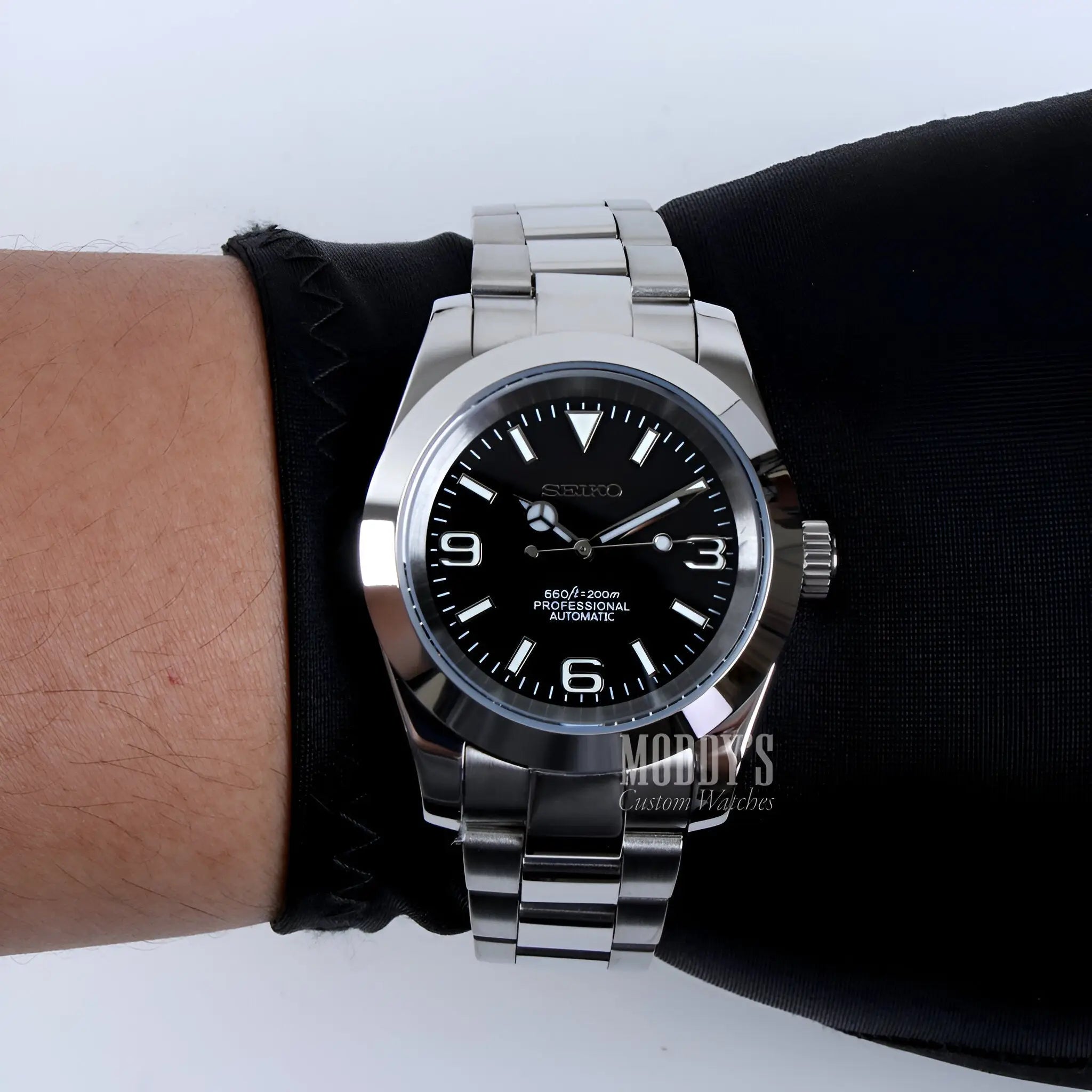 Seiko NH35 automatic diver watch with iconic oyster design in 316L stainless steel, black dial and luminous hands