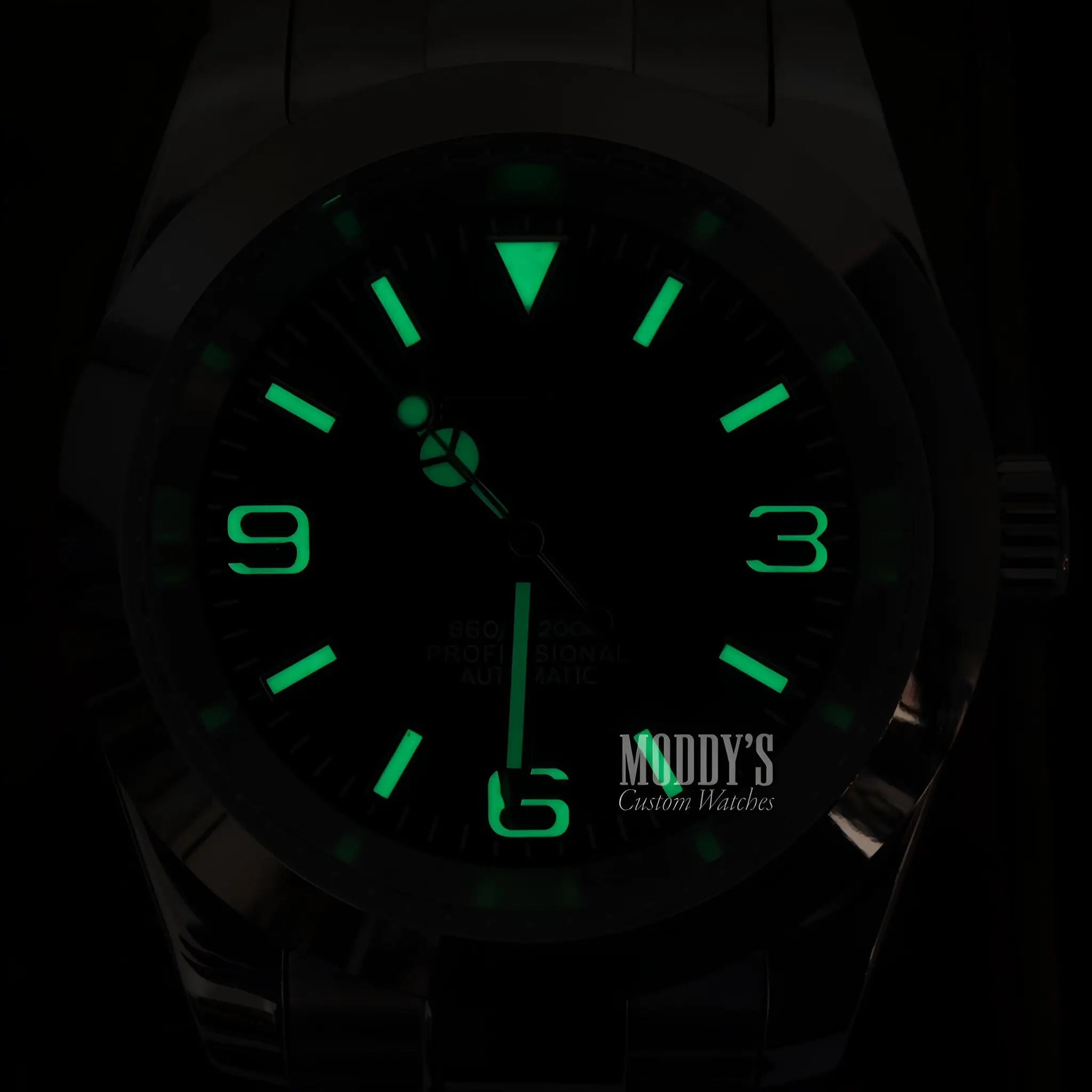 Luminous green Seiko NH35 automatic watch with oyster design and camo strap