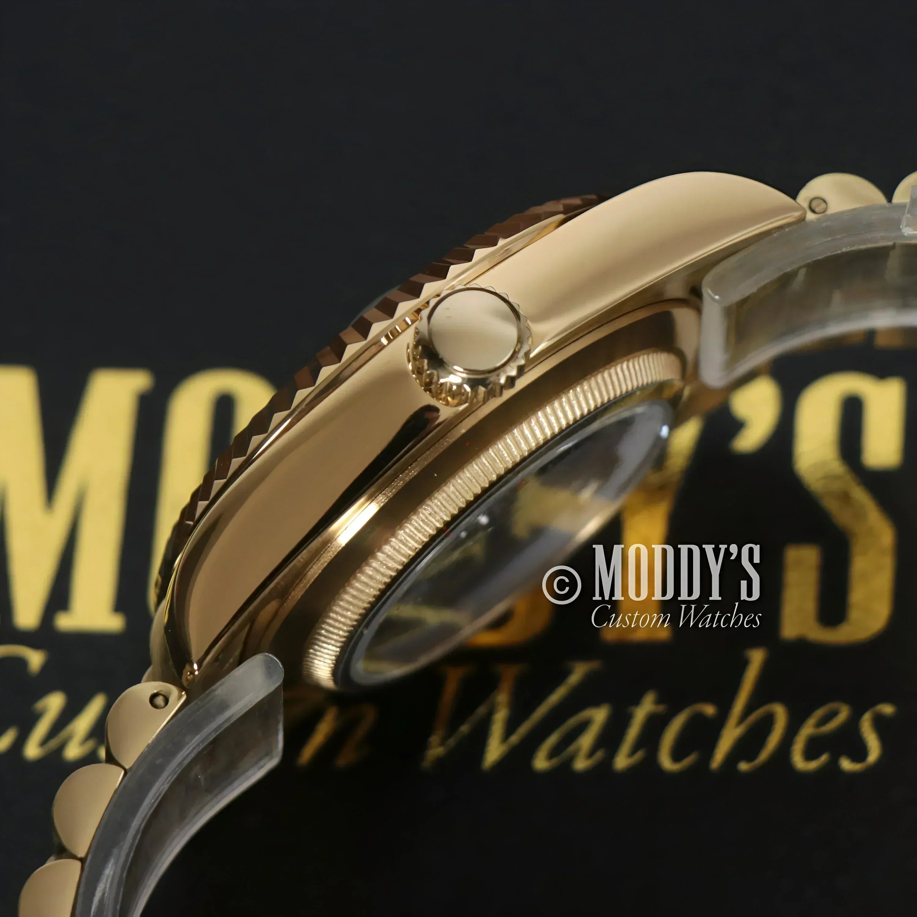 Gold wristwatch with fluted bezel from Seikojust Daydate Yellow Gold collection