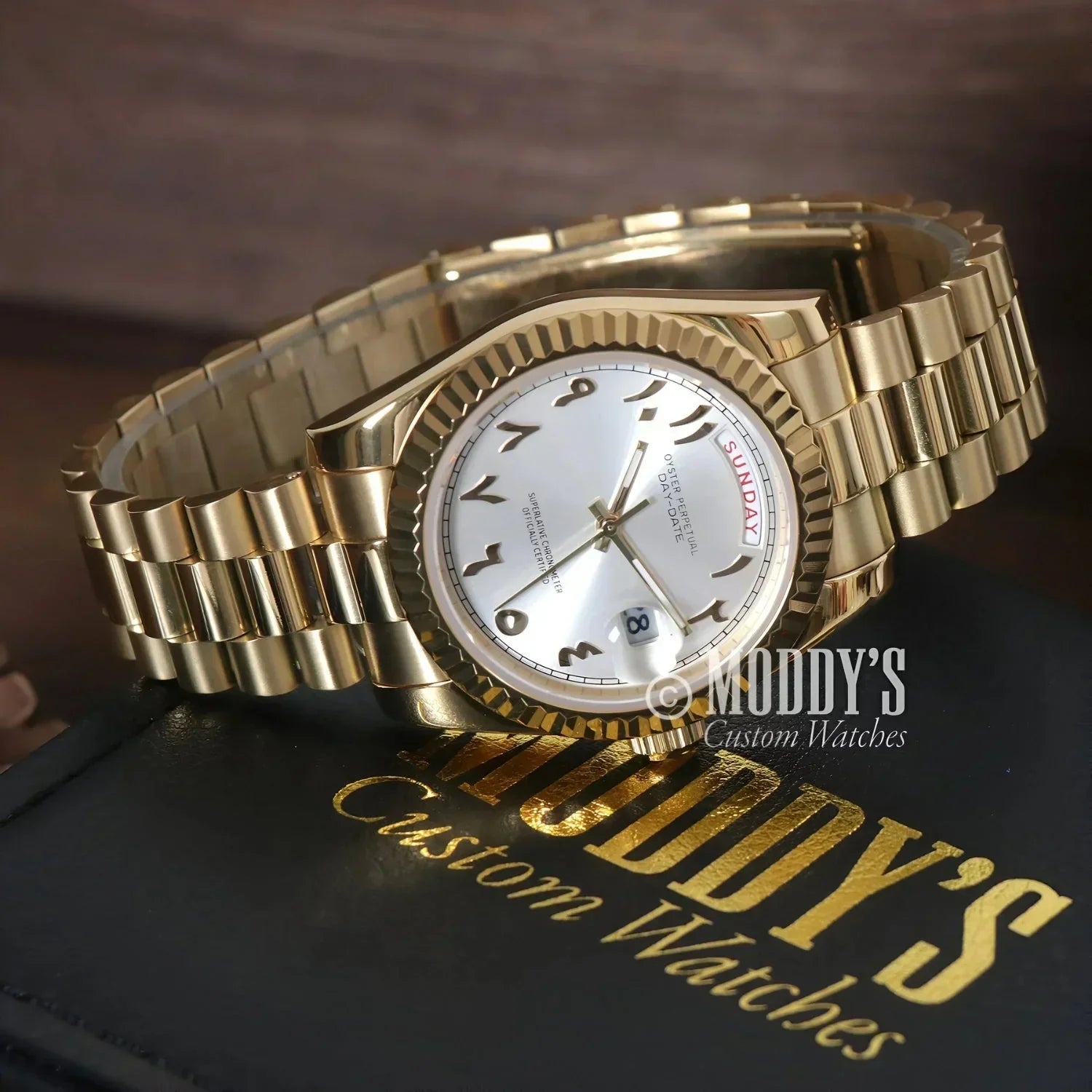 Gold wristwatch with Arabic numerals, Seikojust Daydate Yellow Gold in 904L stainless steel