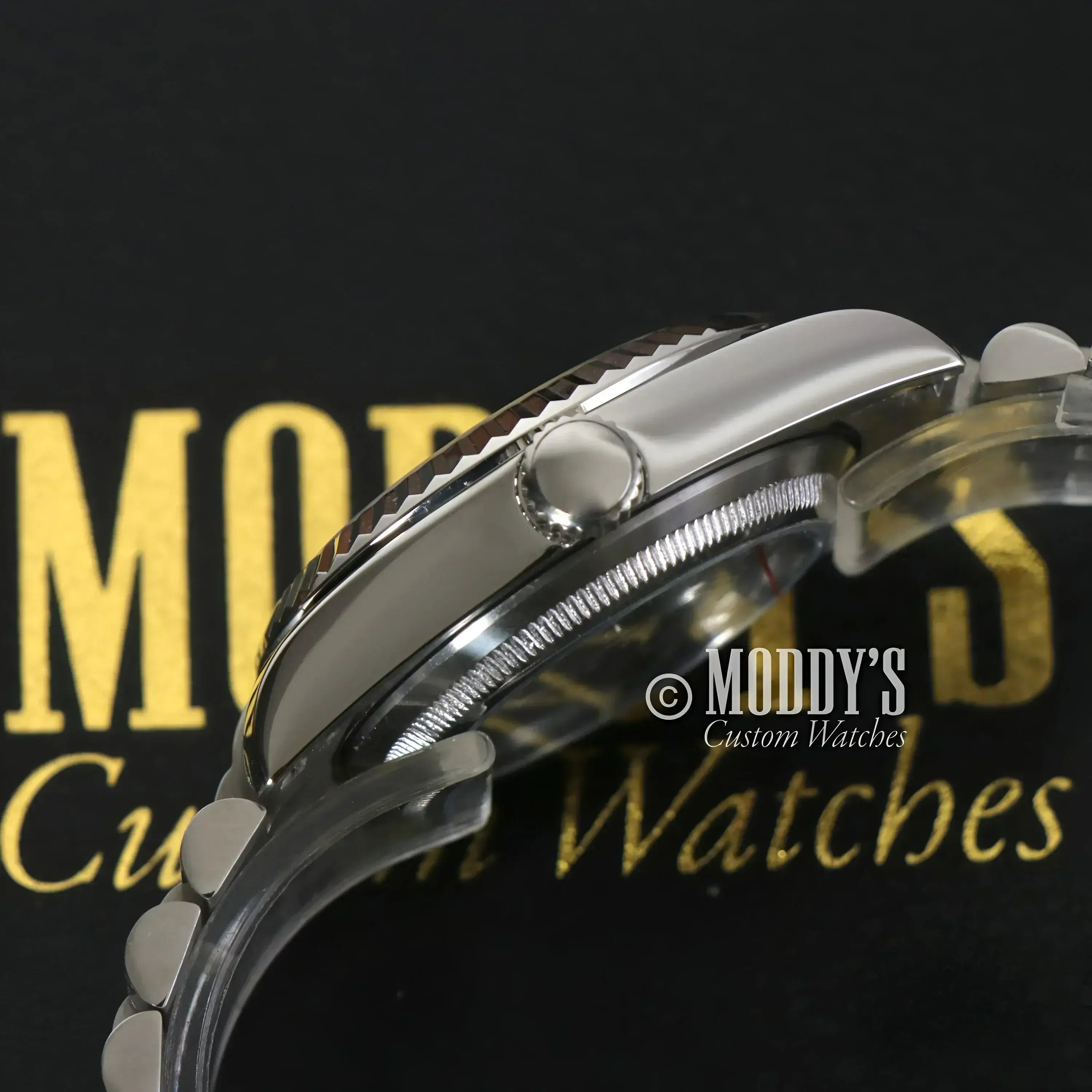 Silver wristwatch with fluted bezel, Seikojust White Arabic Textured, NH35 Automatic Movement