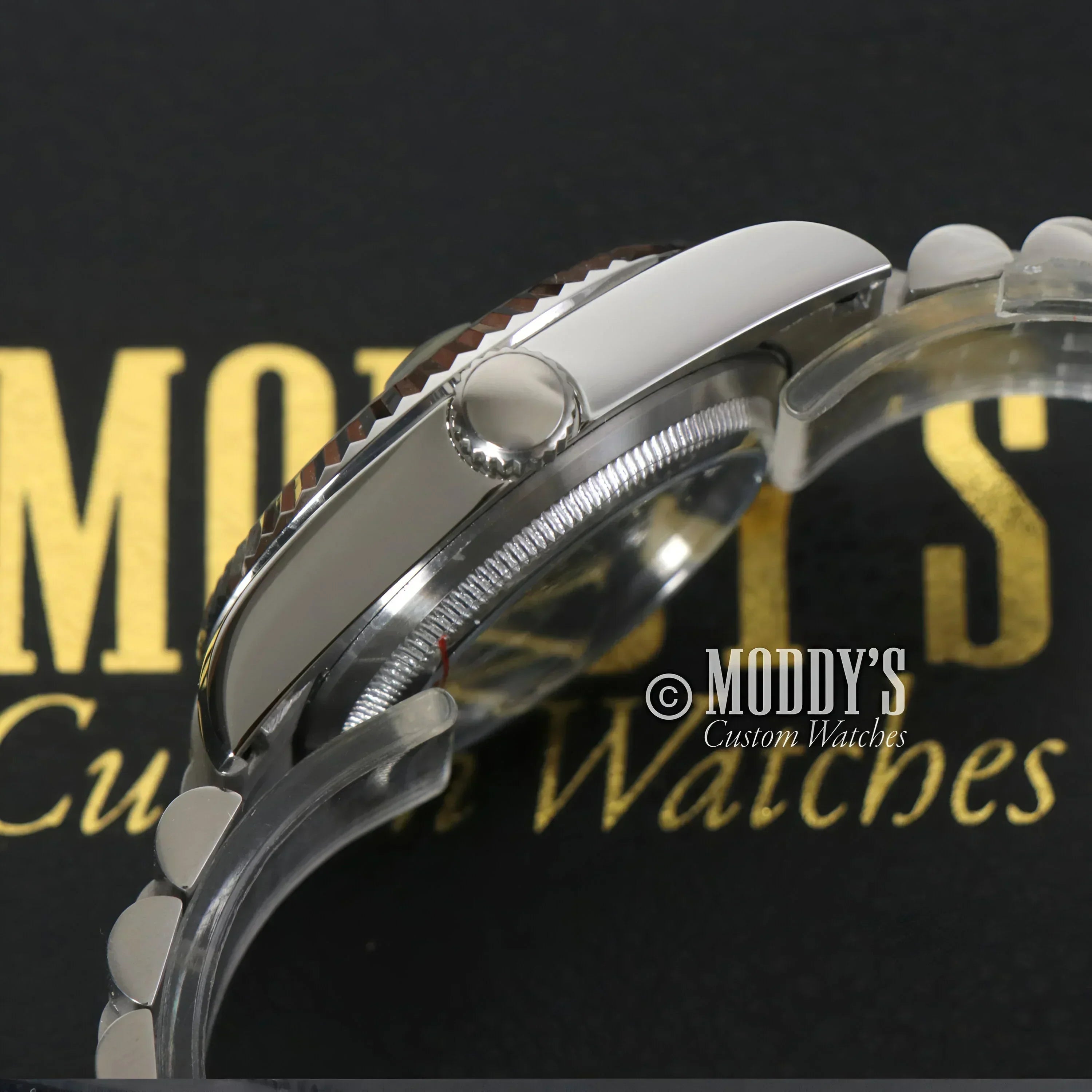 Silver wristwatch with fluted bezel in Seikojust Wimbledon, featuring Seiko NH35 automatic