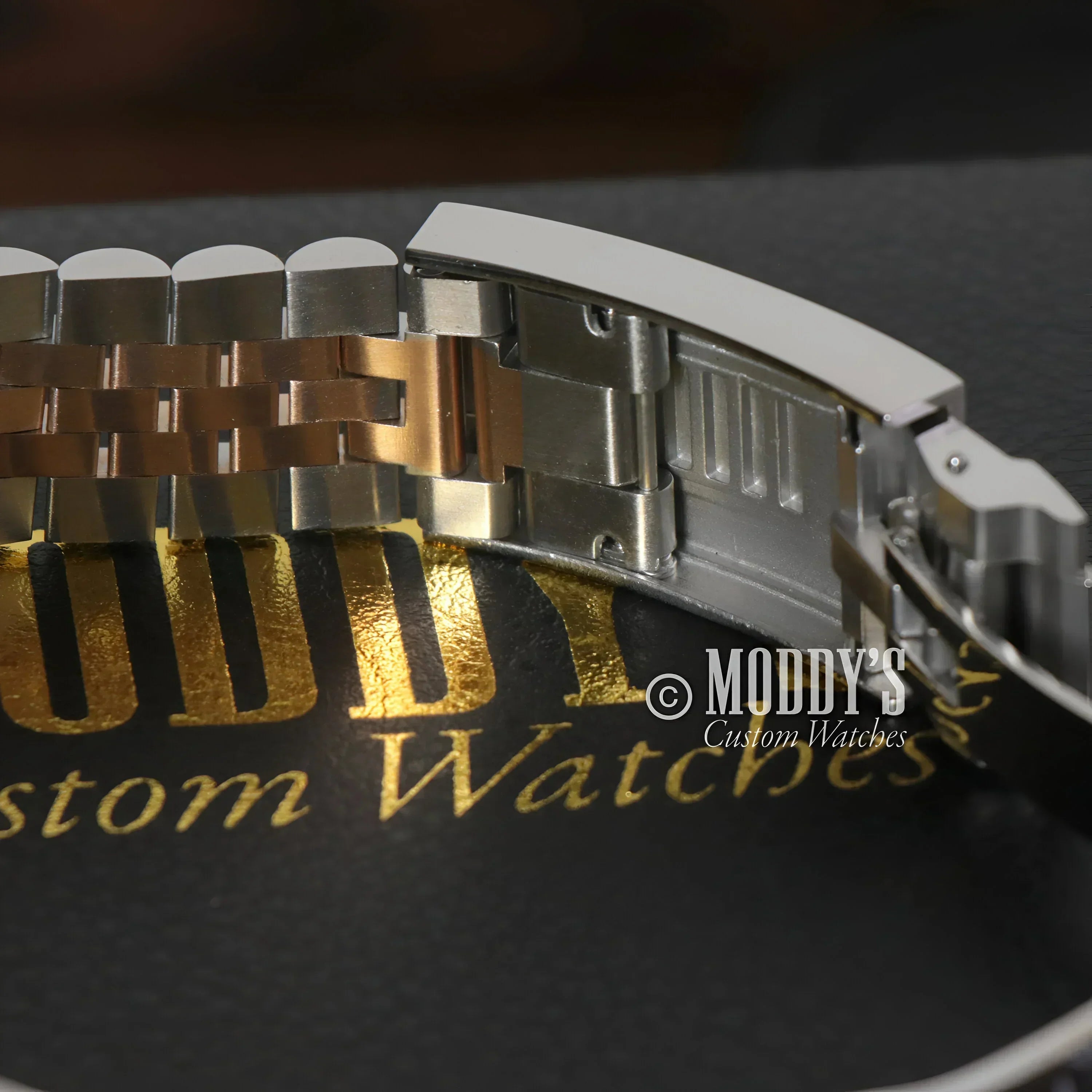 Two-tone watch band with open clasp for Seikojust Wimbledon, perfect for Seiko mod enthusiasts