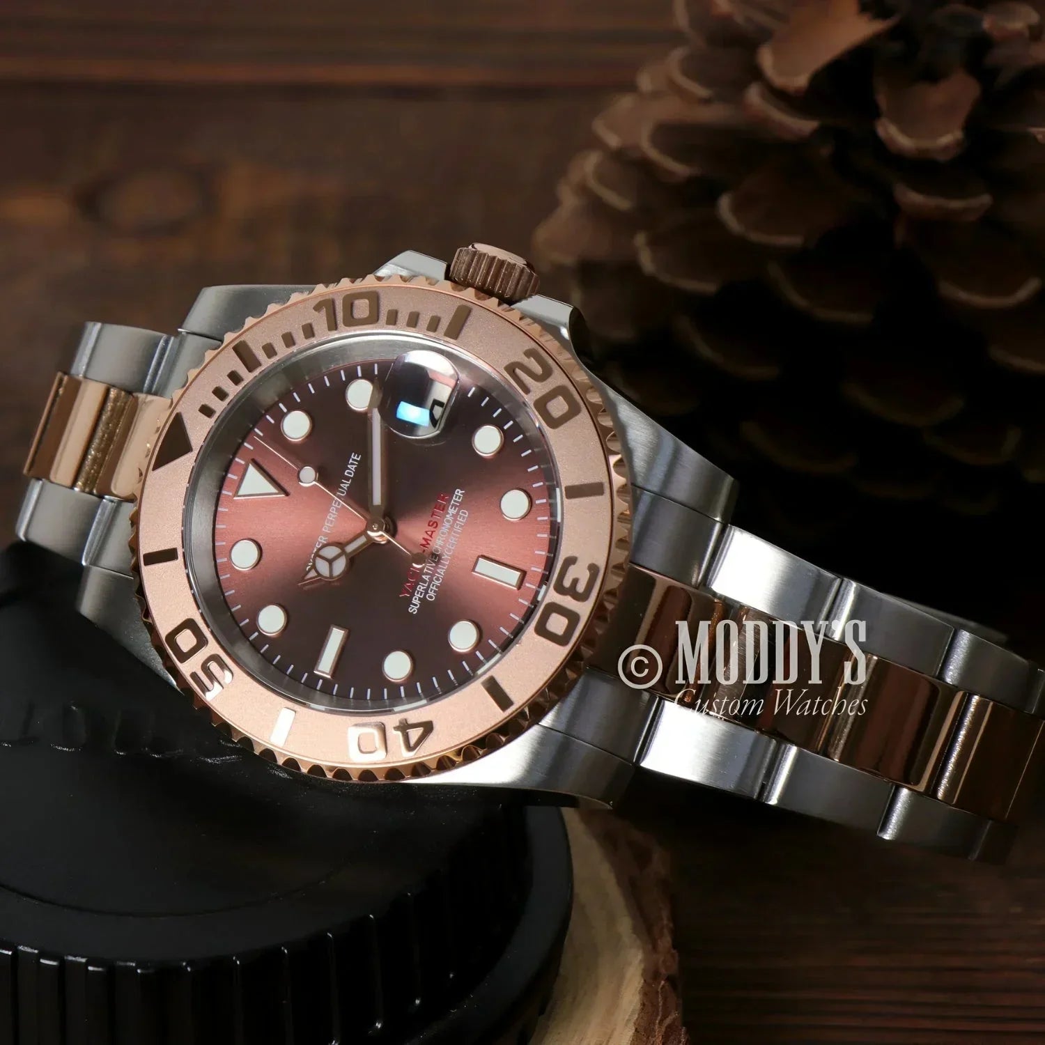 Two-tone Seikomariner wristwatch with rose gold bezel featuring NH35 automatic movement