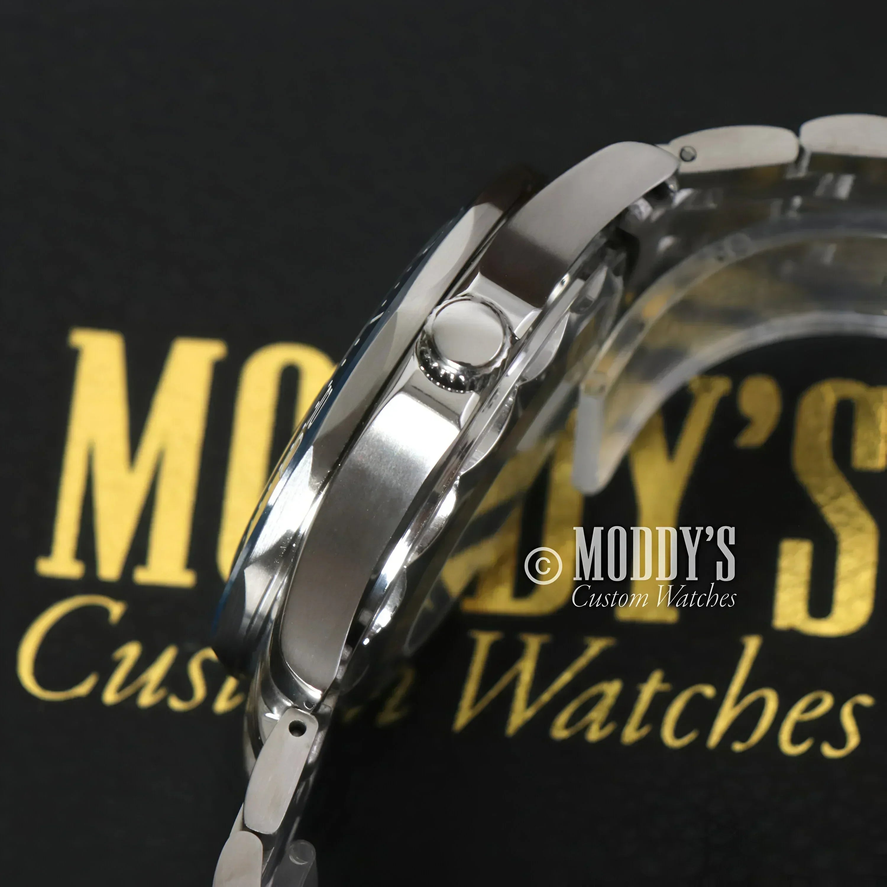 Silver wristwatch Seikomaster Blue with NH35 automatic movement, a prestigious Seiko design
