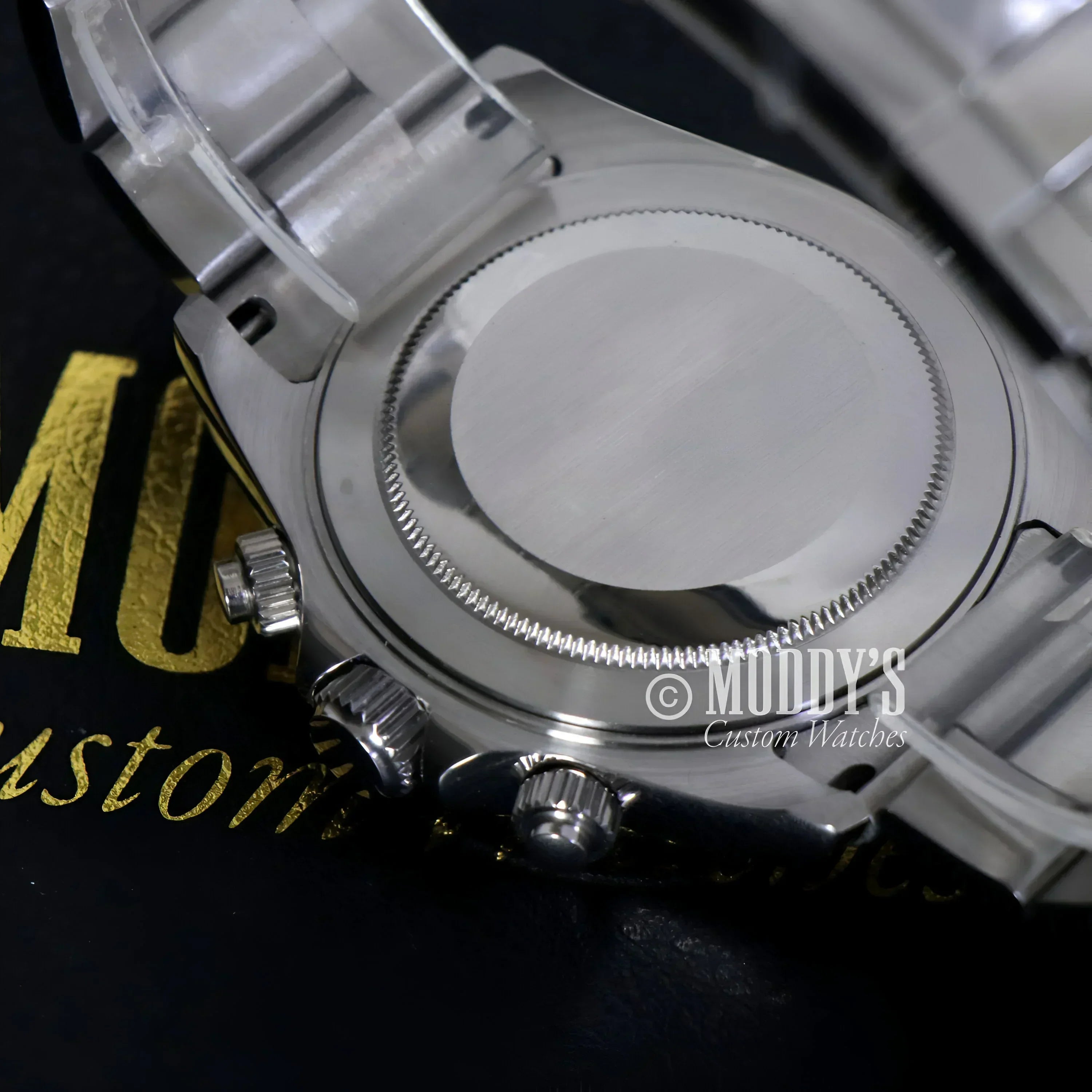 Silver wristwatch back of Seitona Arabic Royal Blue featuring VK63 hybrid movement